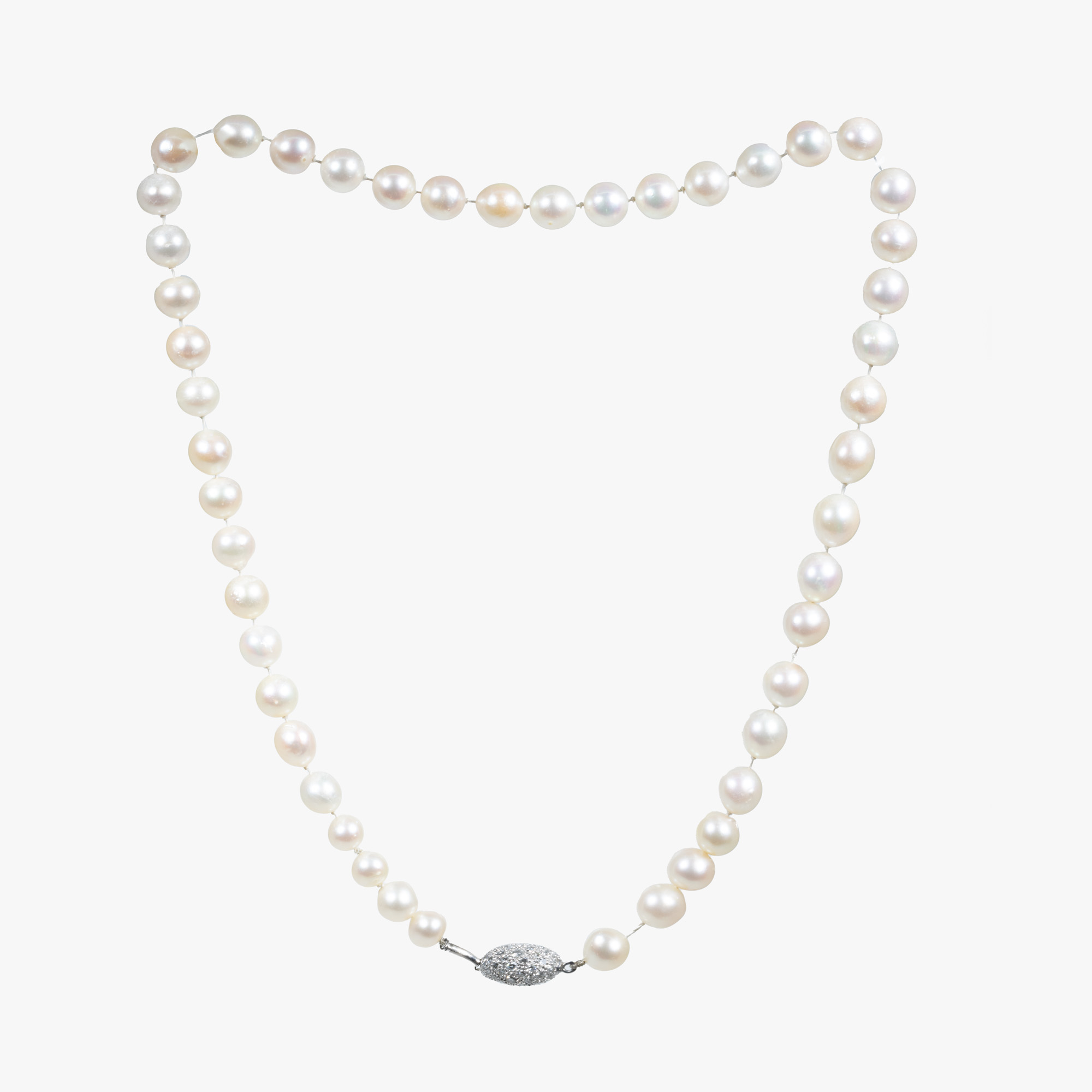 Pearl necklace, decorated with a white gold clasp, with diamonds