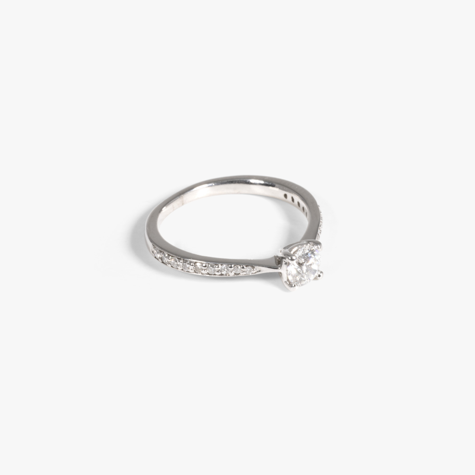 White gold ring, decorated with a central diamond, surrounded by diamonds, accompanied by a GIA gemological certificate
