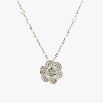 Lanț cu pandantiv Carrera y Carrera din aur alb, sub formă de floare, decorat cu diamante și cuarț alb central