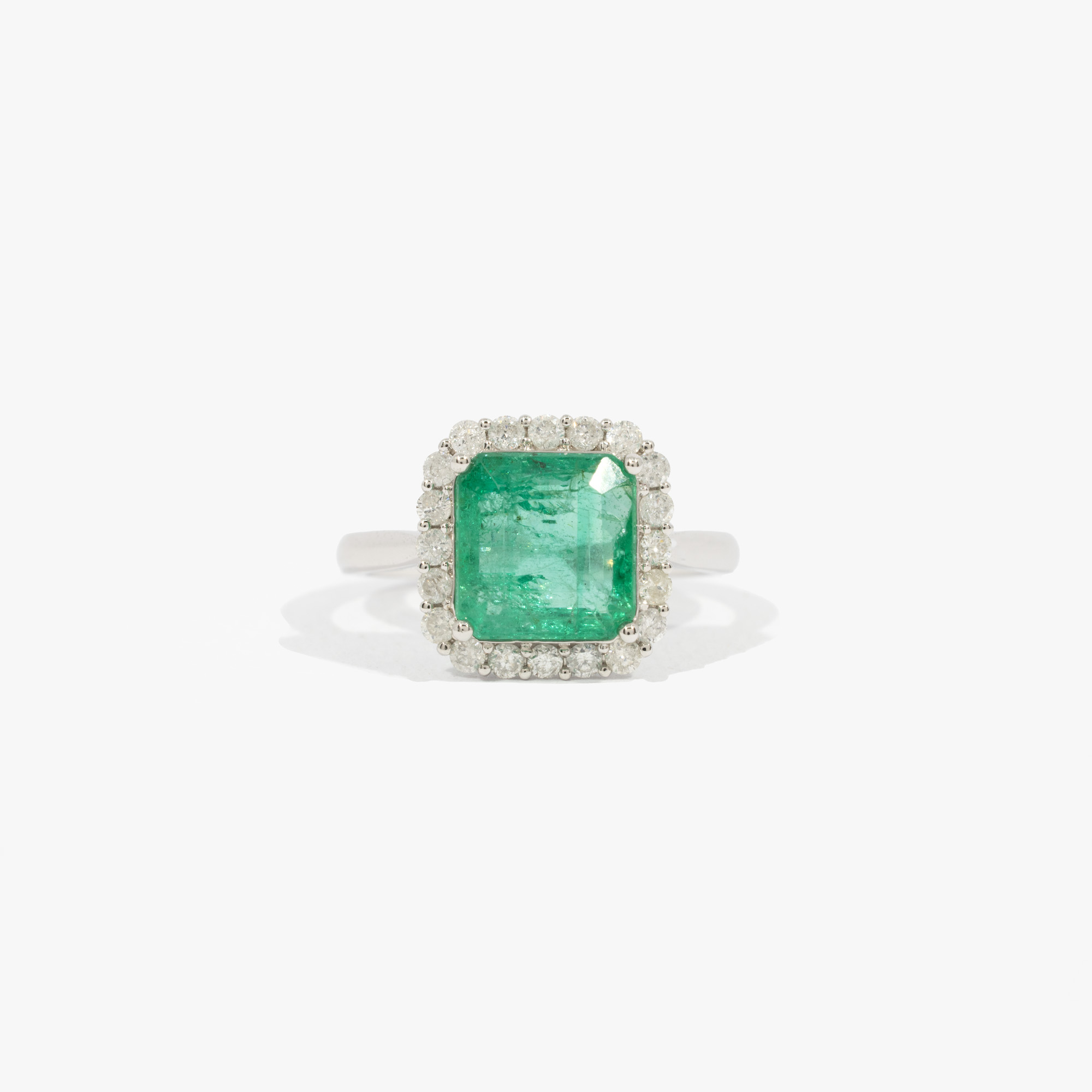 Inel din platină, decorat cu smarald anturat de diamante, însoțit de certificat gemologic AIGS