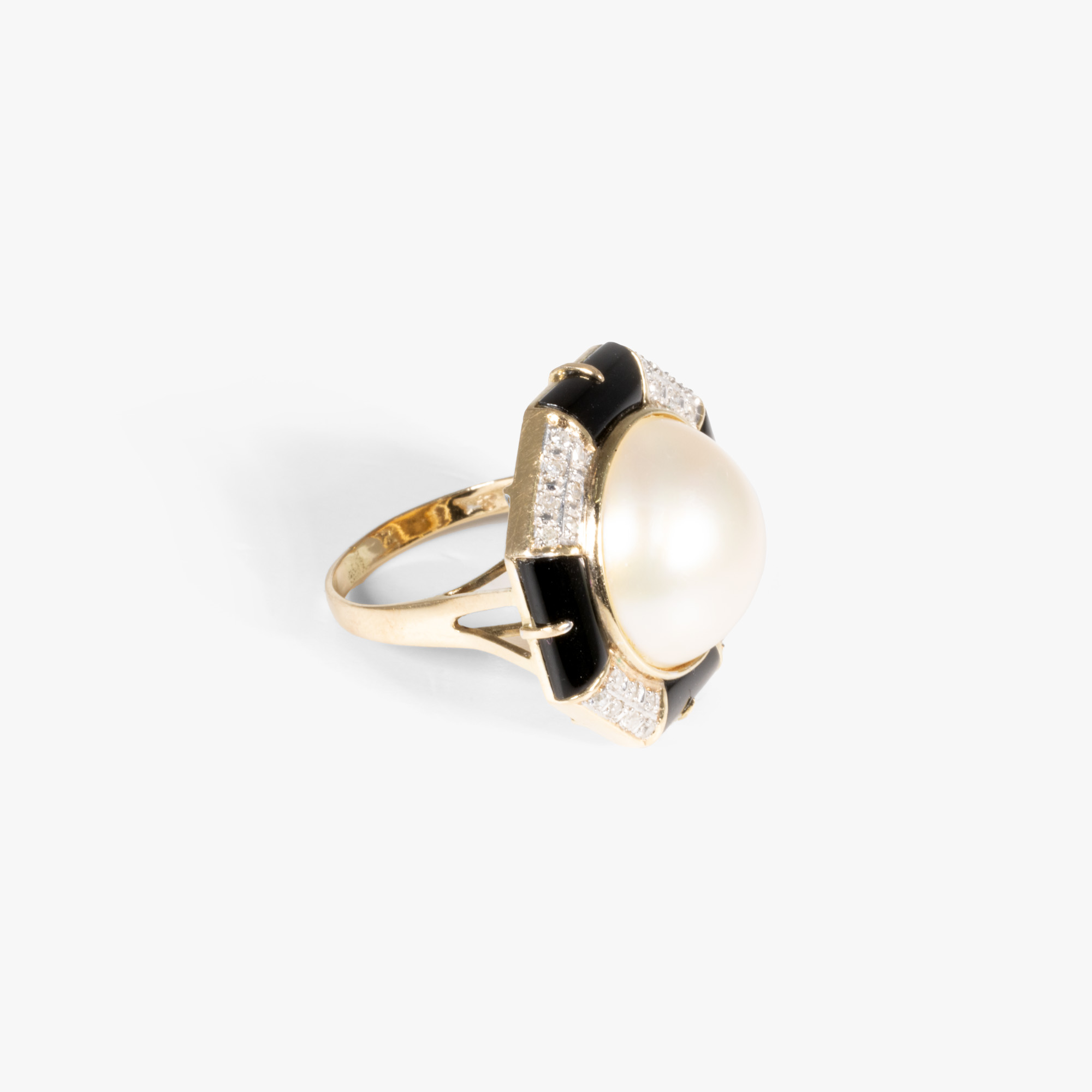 Art Deco style gold ring, decorated with pearl, onyx and diamonds