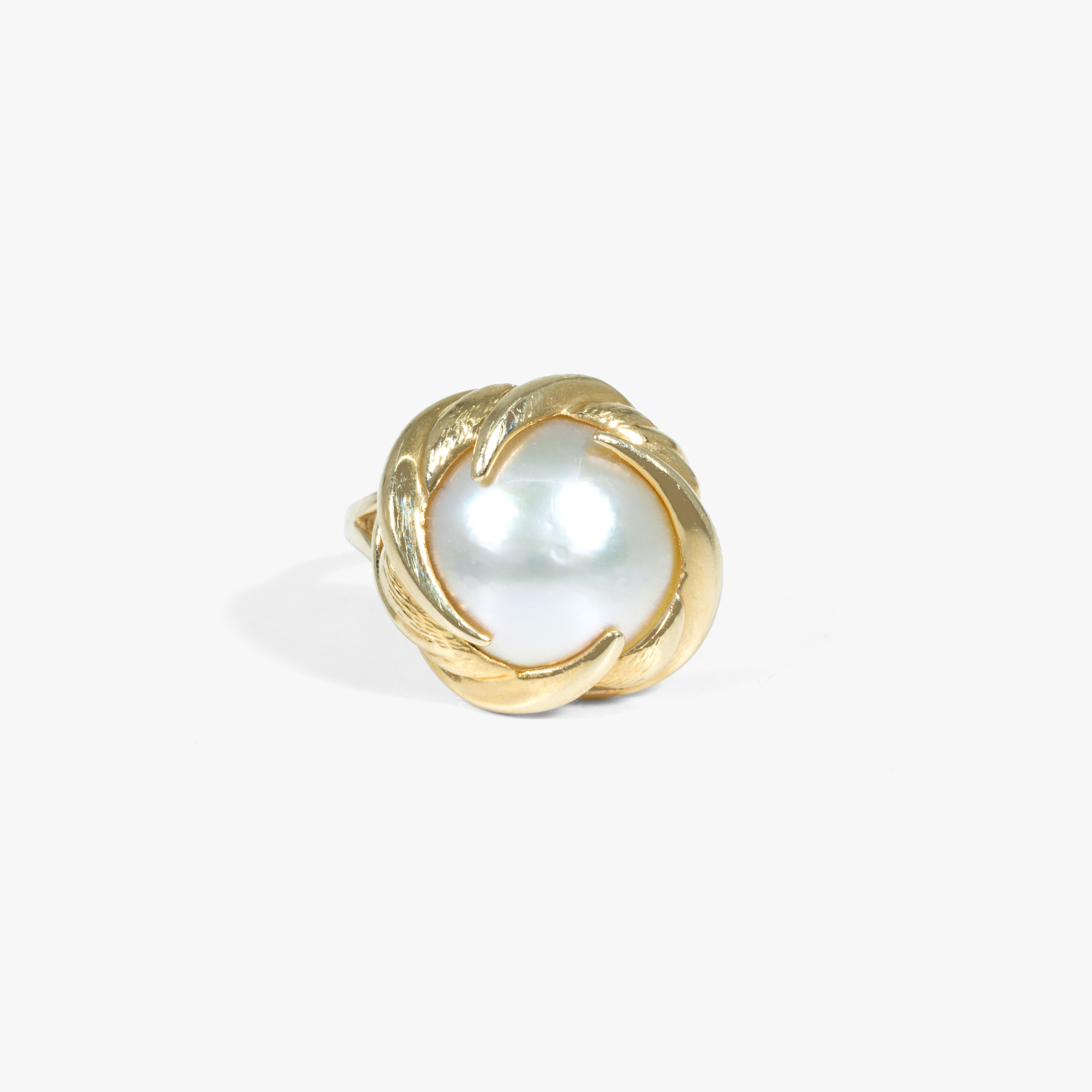 Gold ring, decorated with Mabe pearl