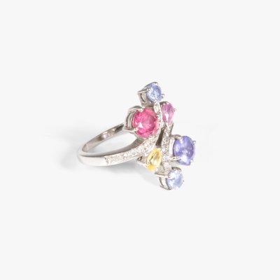 White gold ring, adorned with multicolored stones and diamonds