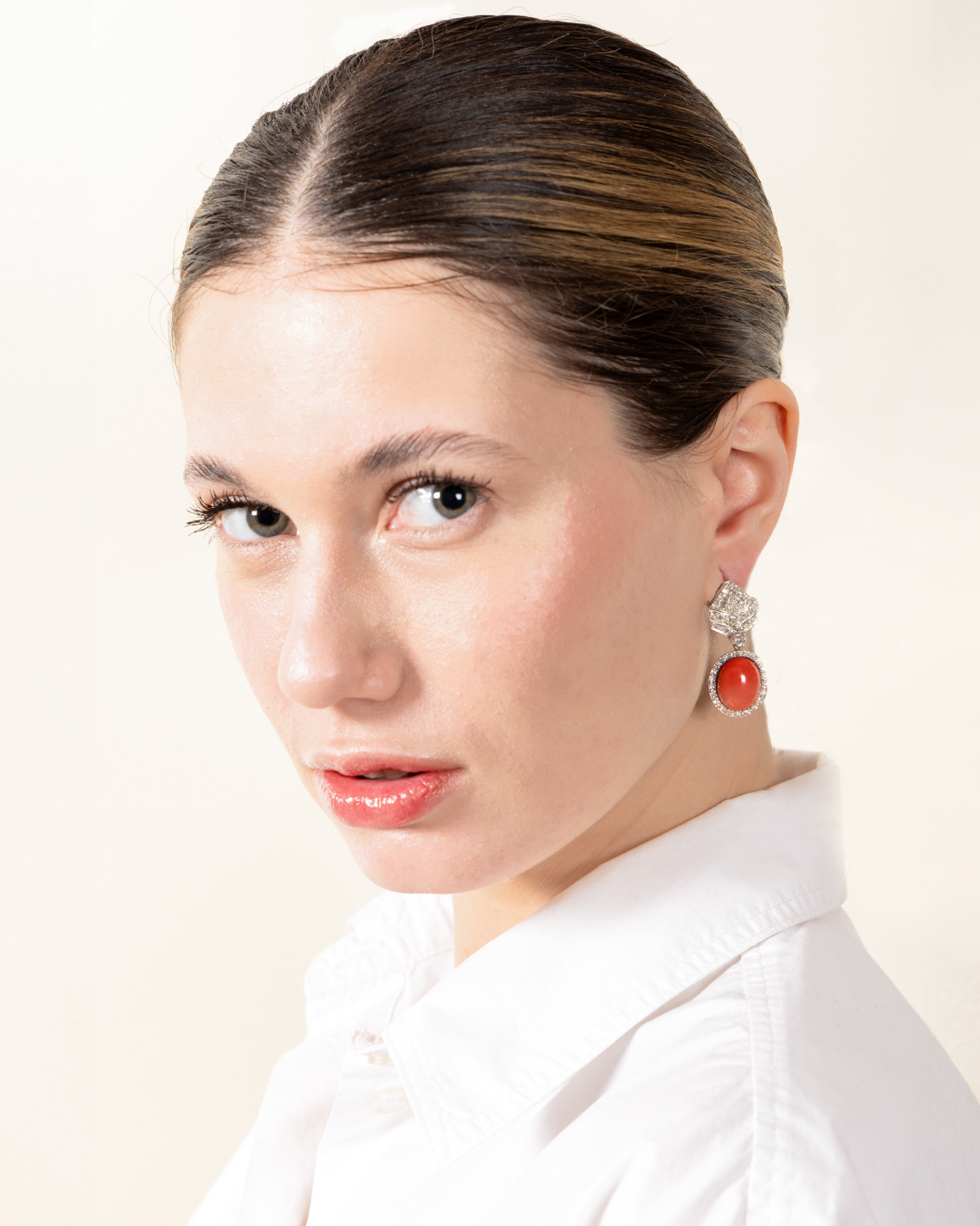 Pair of earrings in Art Deco style, made of white gold, adorned with diamonds and coral