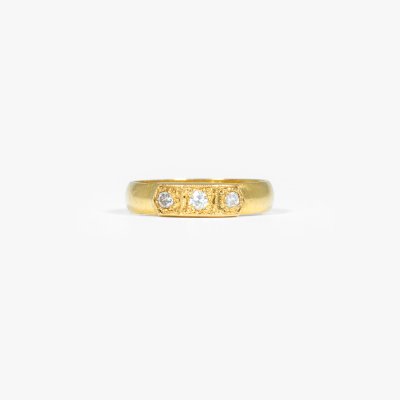 22K gold ring, adorned with a triad of diamonds