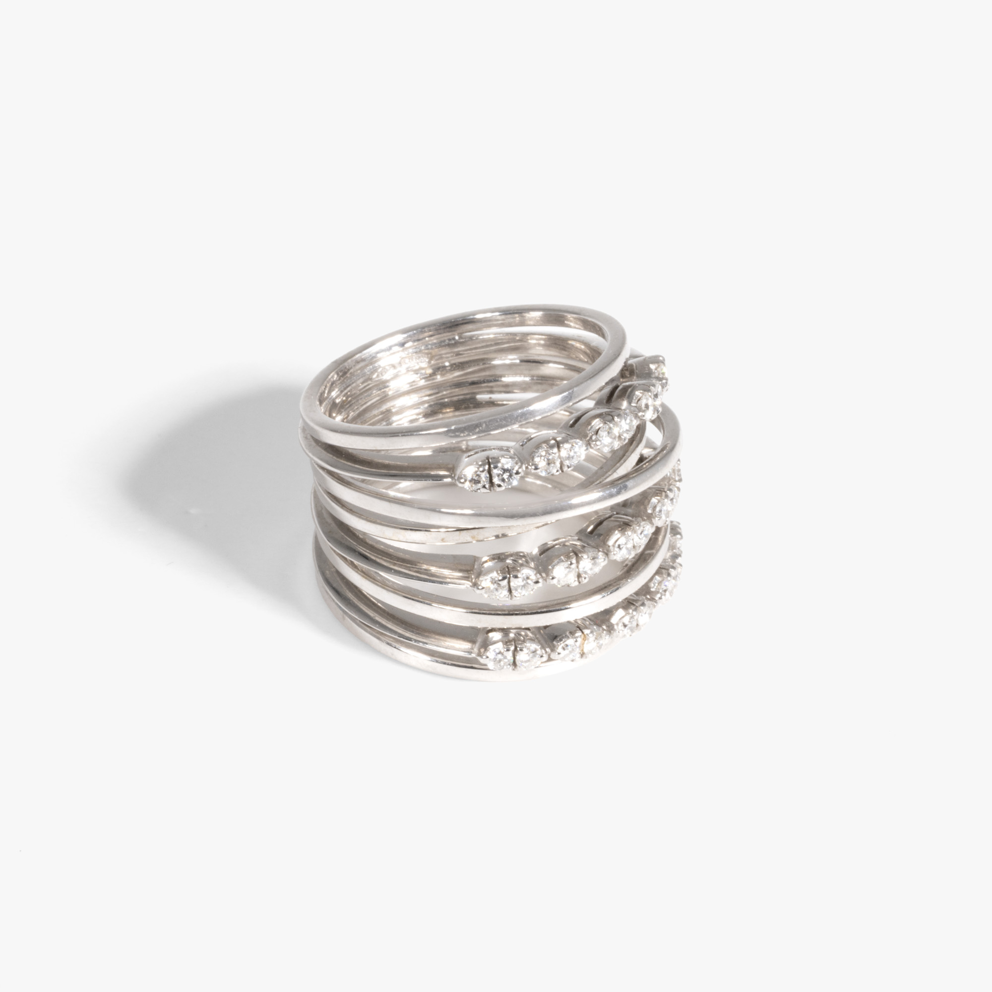 White gold ring, decorated with rows of diamonds, accompanied by additional gemological certificate