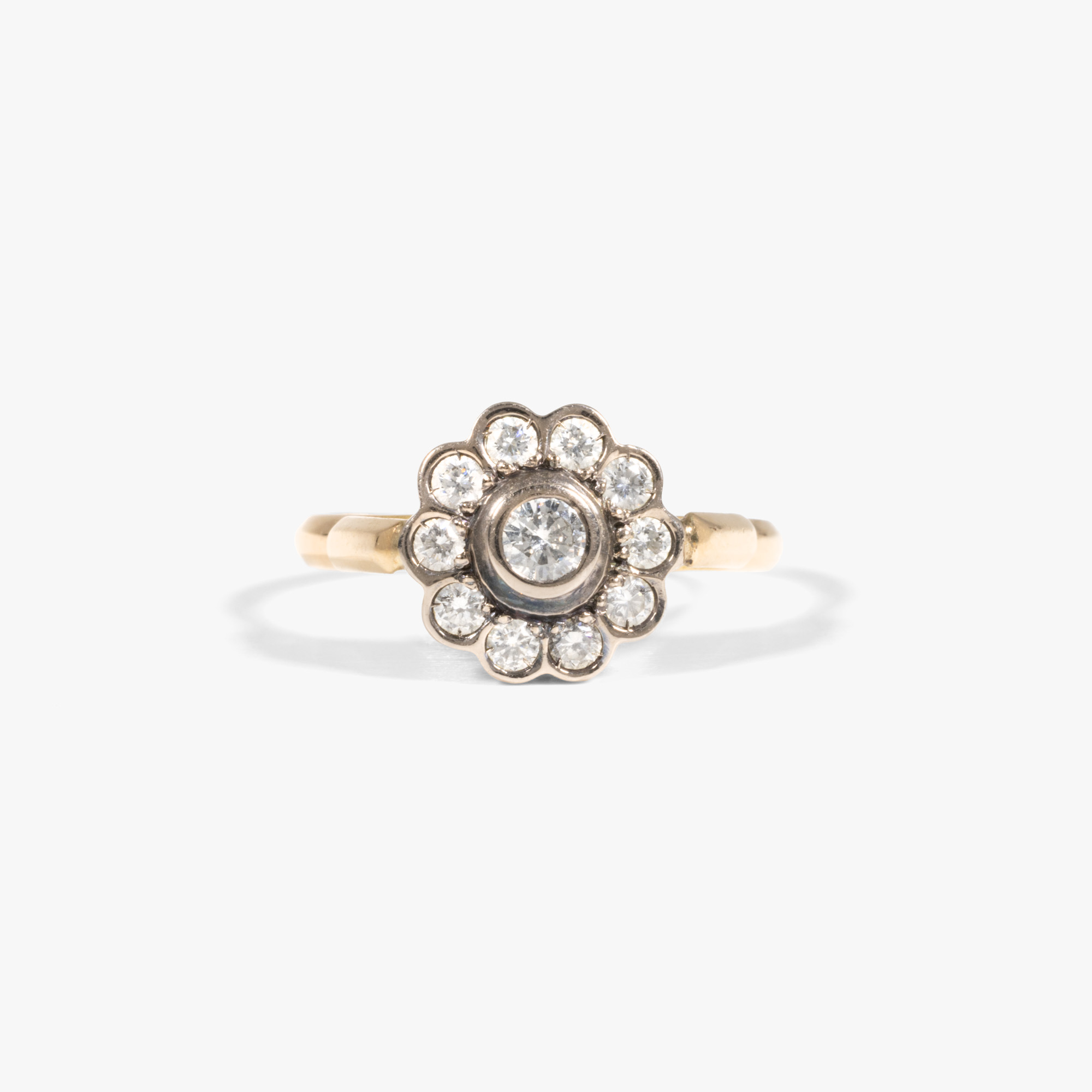 Bicolor gold ring in the shape of a flower, decorated with diamonds, cca. 1960
