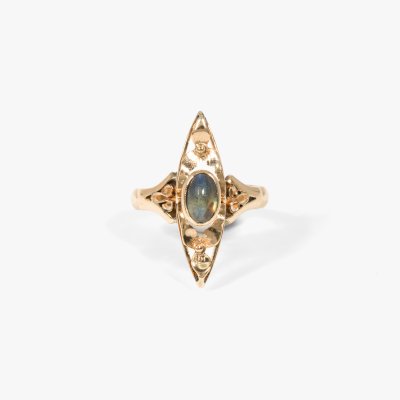 Inel în manieră Art Nouveau, din aur roșu, ornat cu un safir