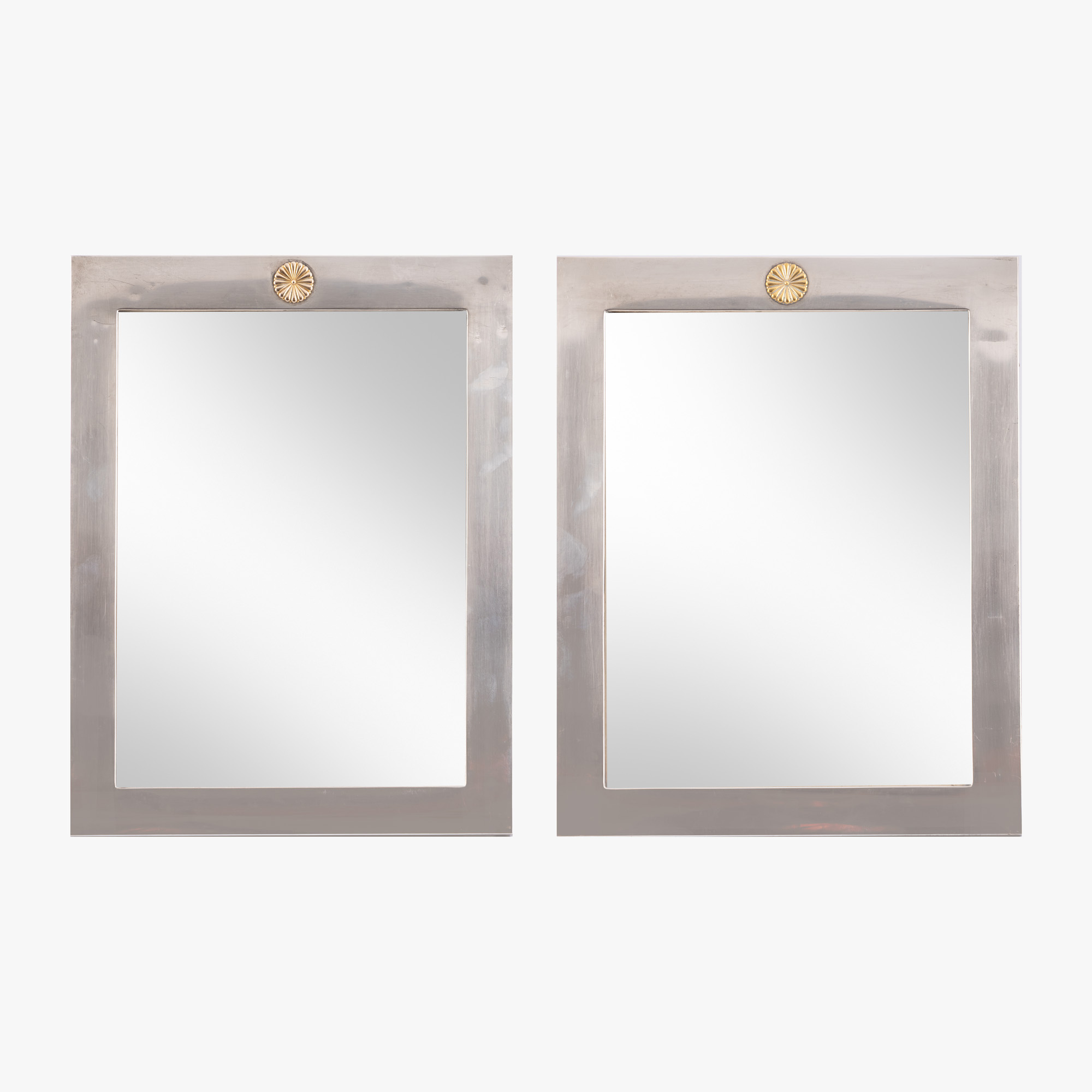 Pereche de rame din argint, decorate cu stema imperială a Japoniei (kikumon) din aur, cadou de protocol primit de Nicolae Ceaușescu din partea împăratului Hirohito, cu prilejul vizitei oficiale în Japonia, 1975, însoțită de certificat R.A.A.P.P.S.