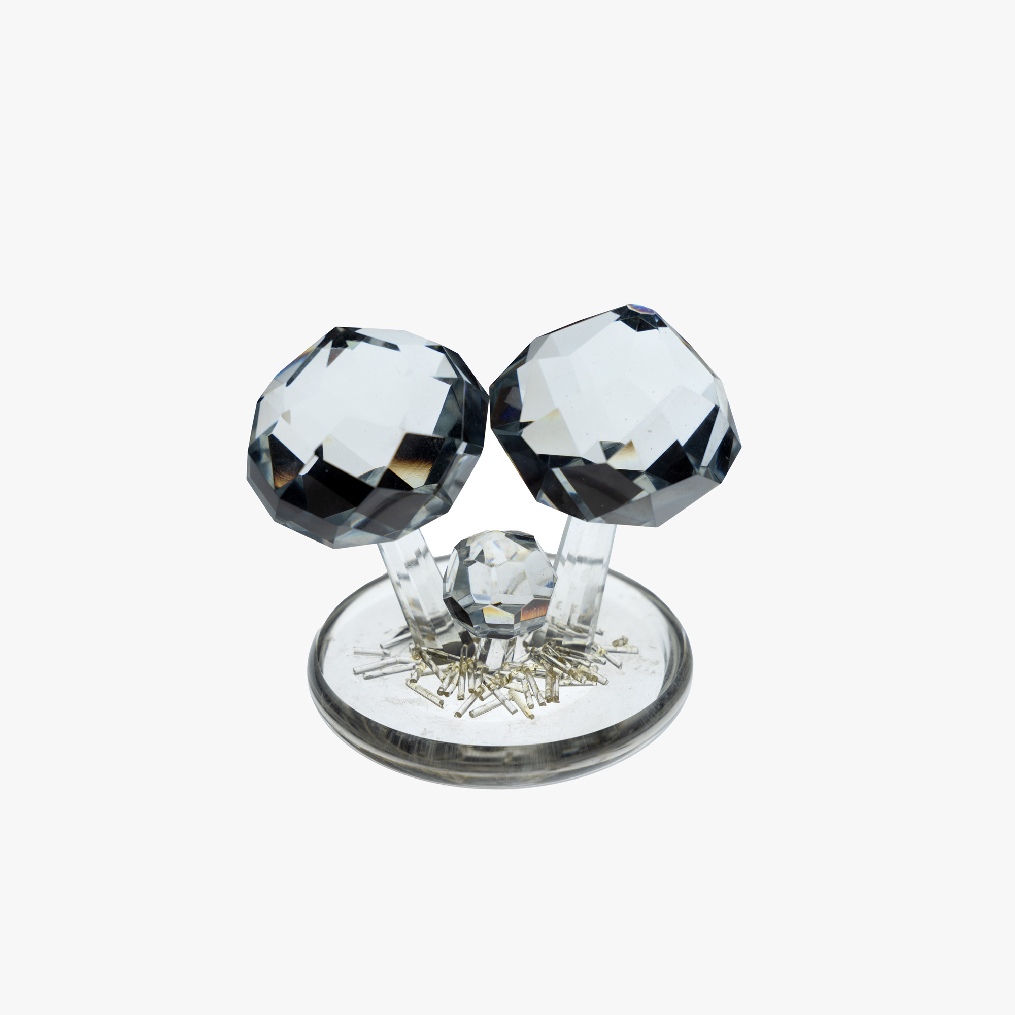 Statuetă din cristal fațetat, sub forma unor ciupercuțe, cadou de protocol din partea Comitetul Județean de Partid Sibiu pentru ultima zi de naștere a președintelui Nicolae Ceaușescu, 1989, însoțită de certificat R.A.A.P.P.S