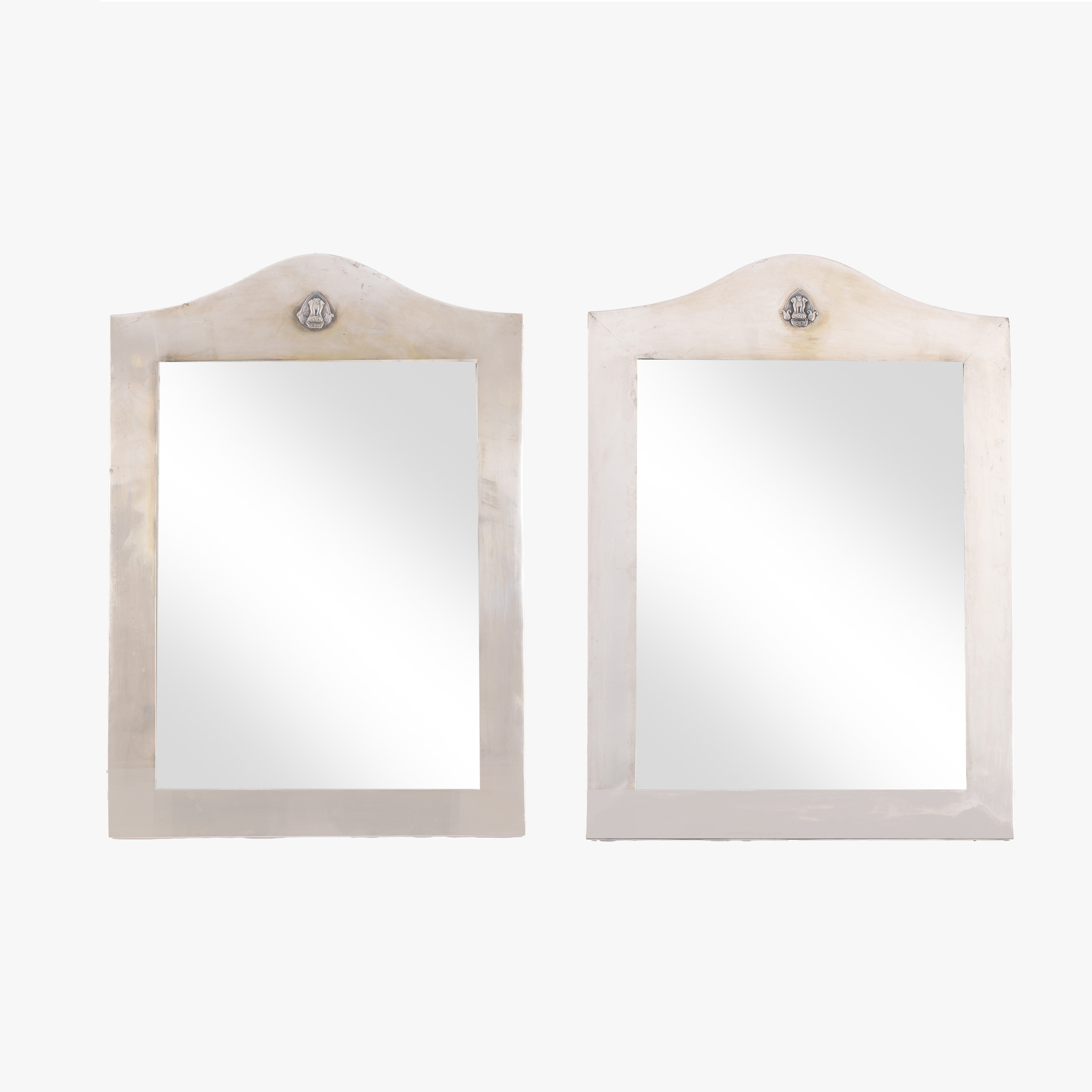 Pereche de rame din argint, decorate cu stema Indiei, cadou de protocol primit de Nicolae Ceaușescu din partea fostului premier indian Monarji Desai, mai 1978, însoțită de certificat R.A.A.P.P.S.