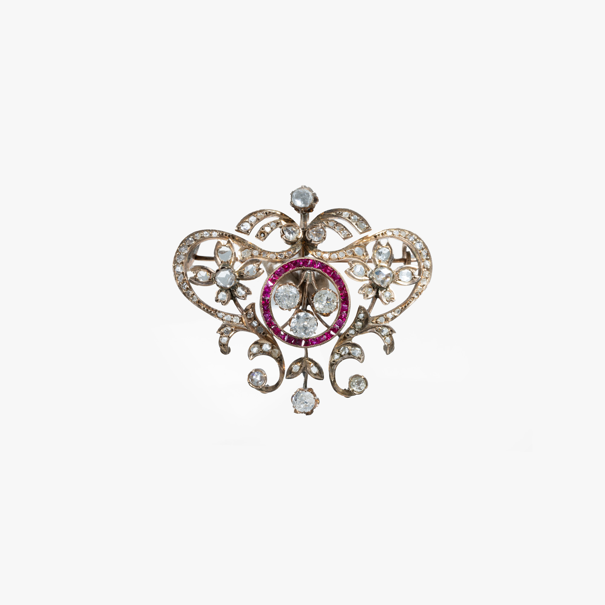 Belle Epoque brooch in red gold, adorned with diamonds and ornamental stones