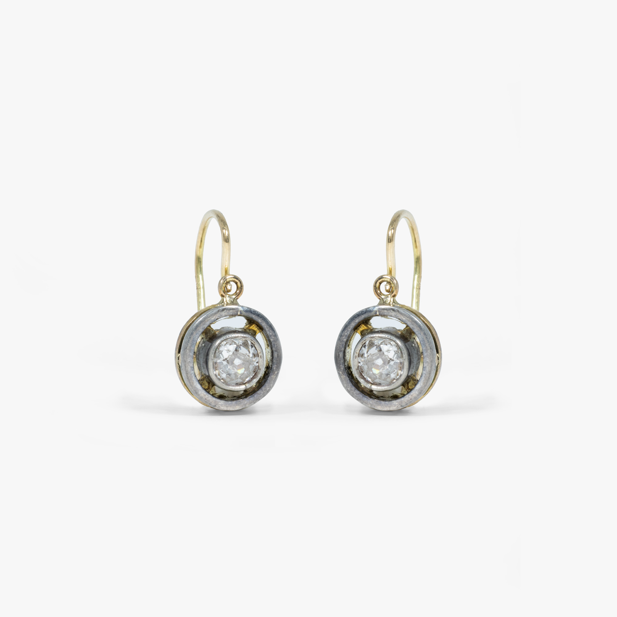Pair of earrings in gold and silver, decorated with old diamonds