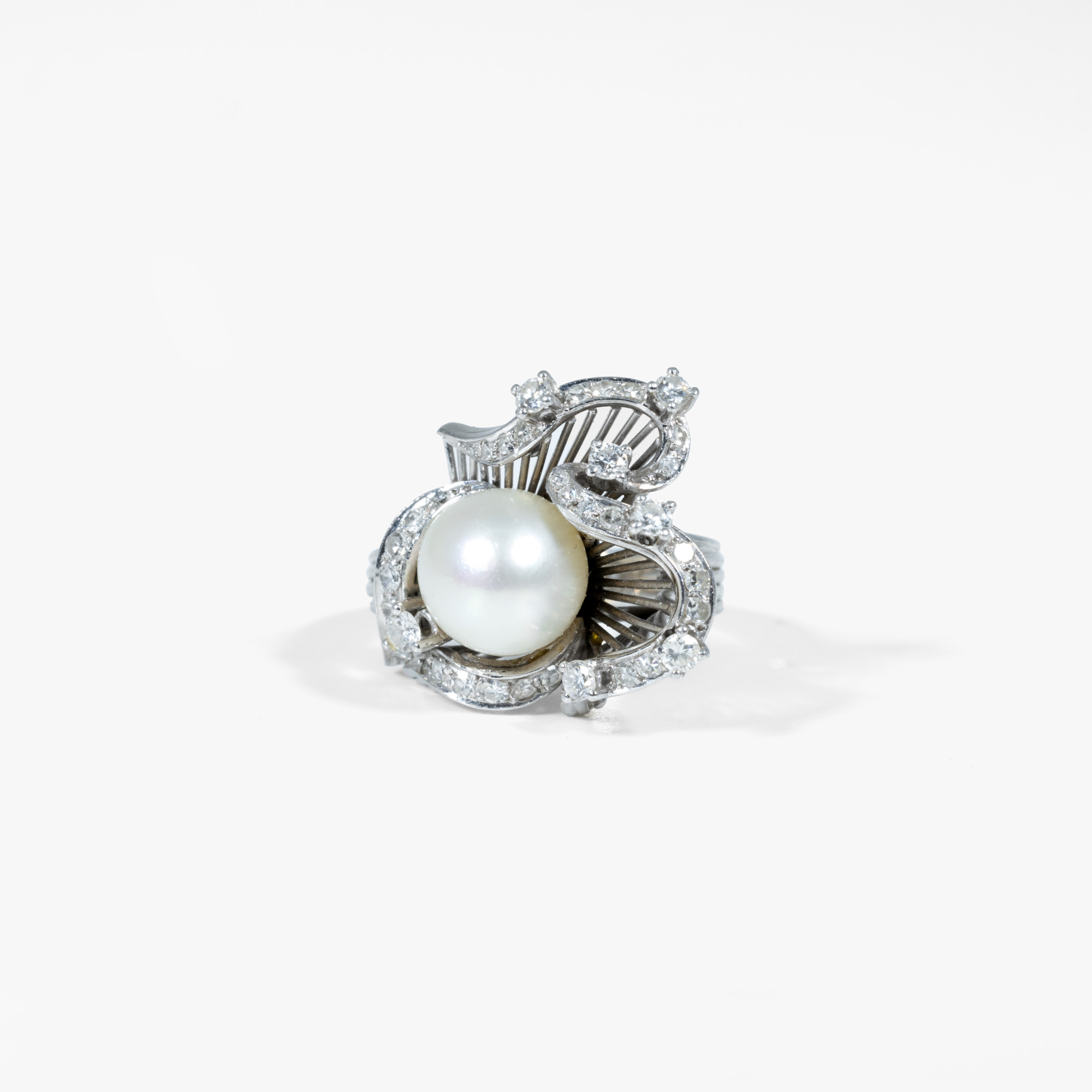 Platinum ring, decorated with pearl and diamonds