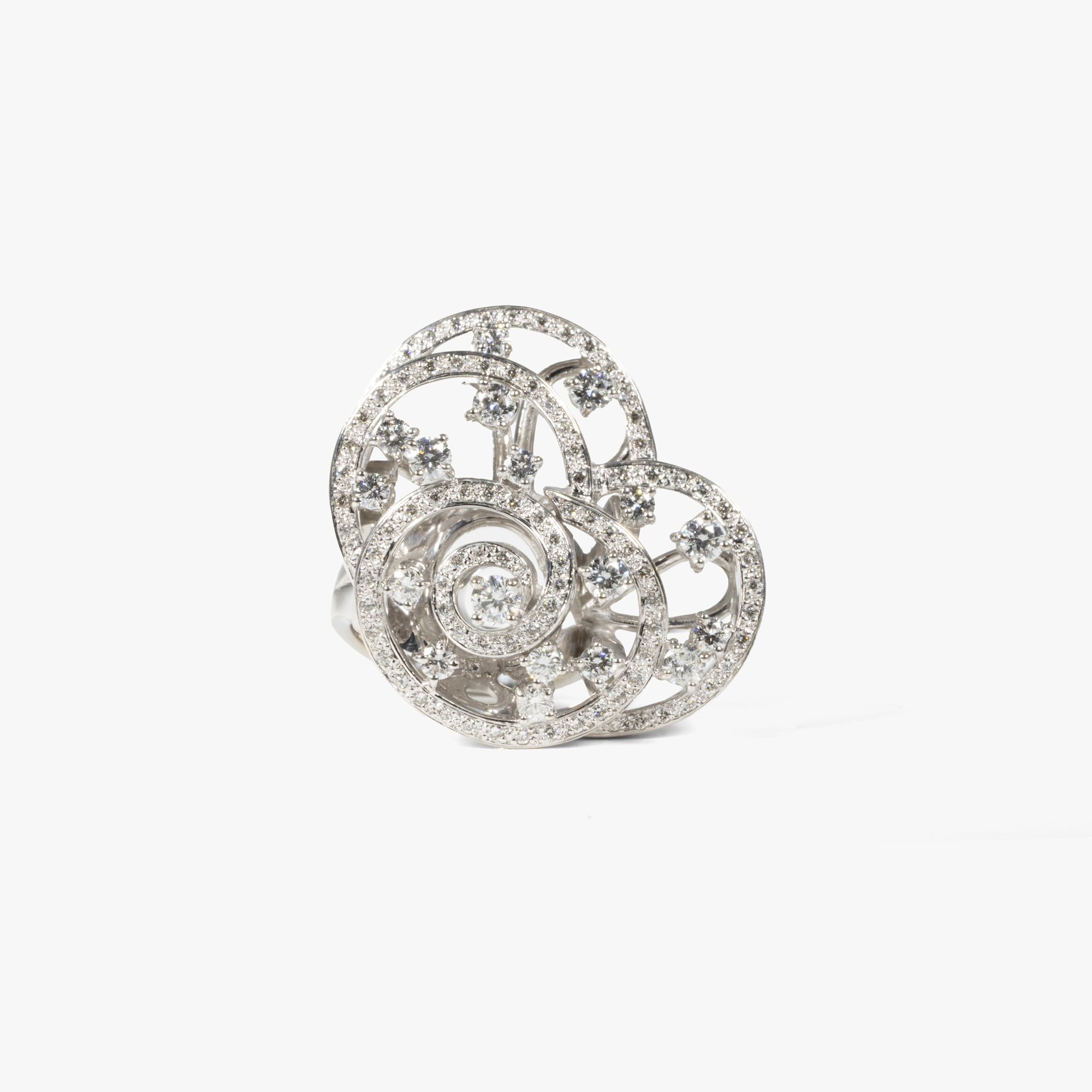 Impressive white gold ring, in the shape of a stylized heart, paved with diamonds, accompanied by additional gemological certificate