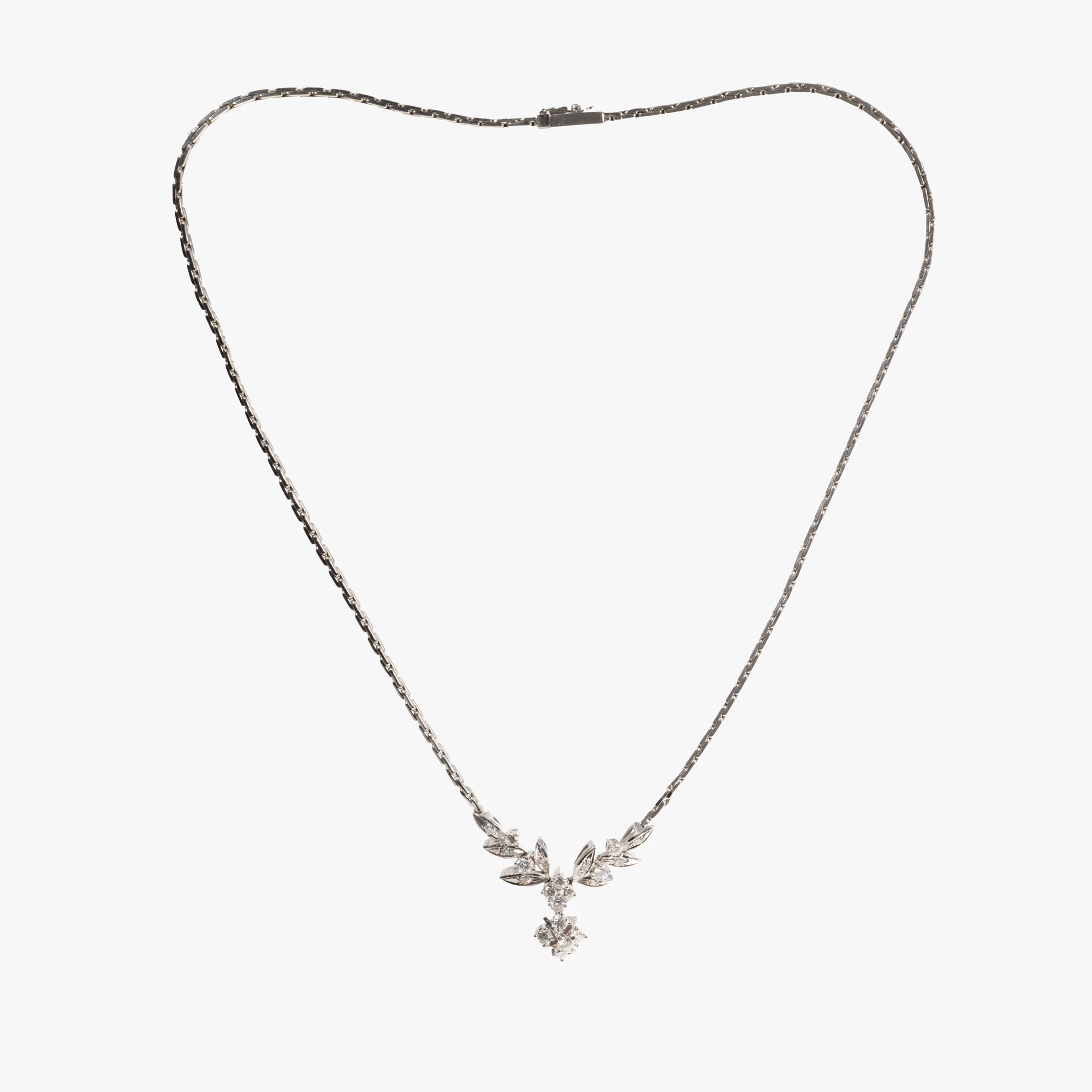"Neige" - colier din aur alb, decorat cu diamante, însoțit de certificat gemologic suplimentar