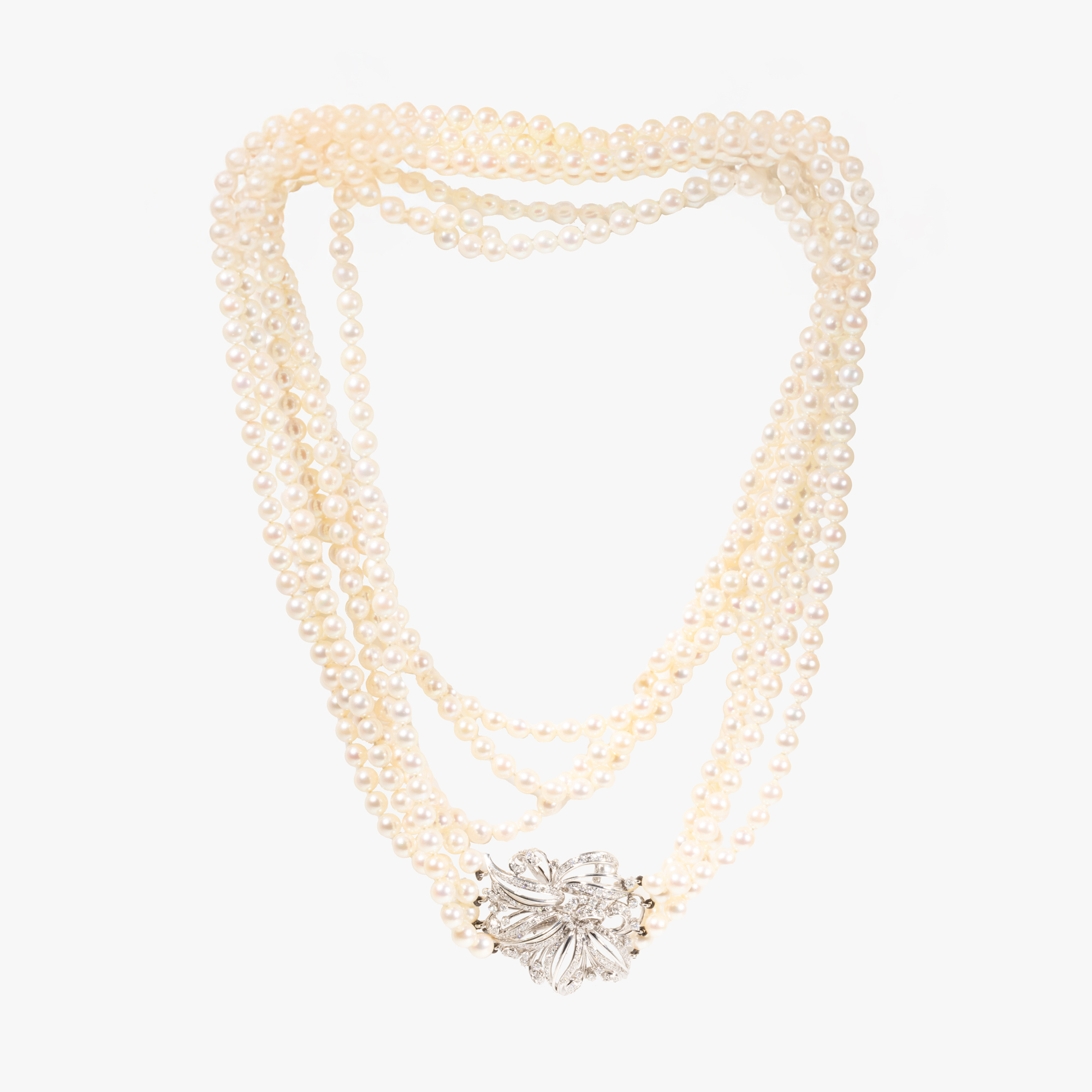 Impressive pearl necklace, decorated with a clasp paved with diamonds, accompanied by additional gemological certificate