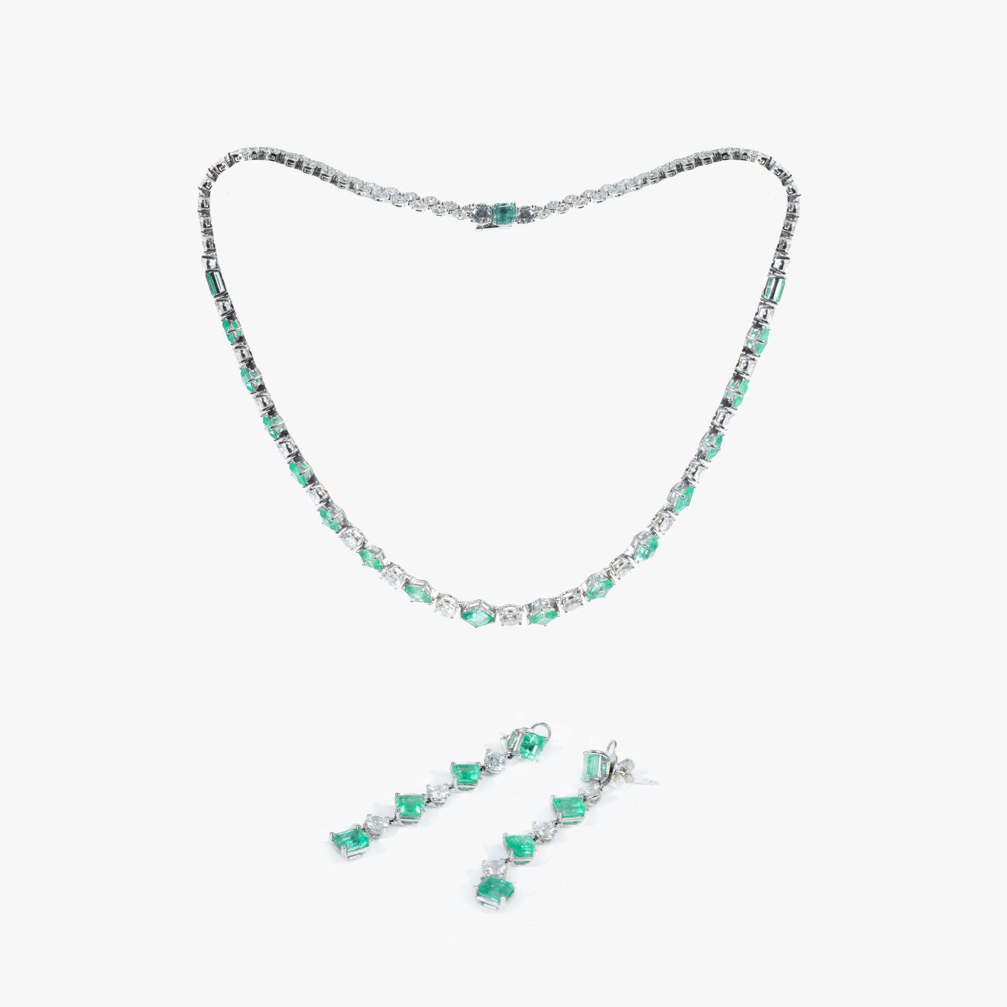 Spectacular Pheres set in white gold, consisting of necklace and pair of earrings, ornamented with diamonds and emeralds