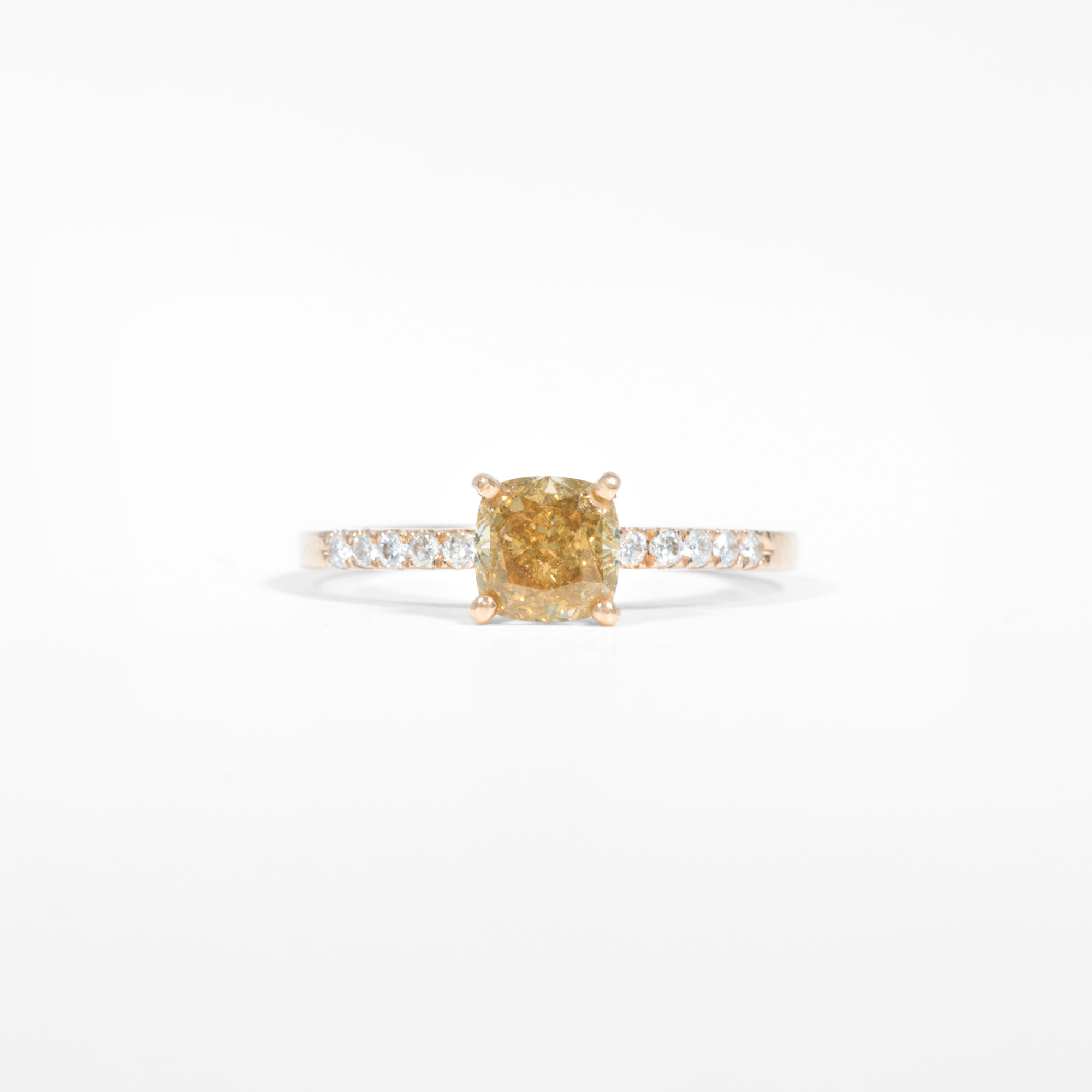 Pink gold ring, decorated with fancy diamond and diamonds, accompanied by a GCI gemological certificate