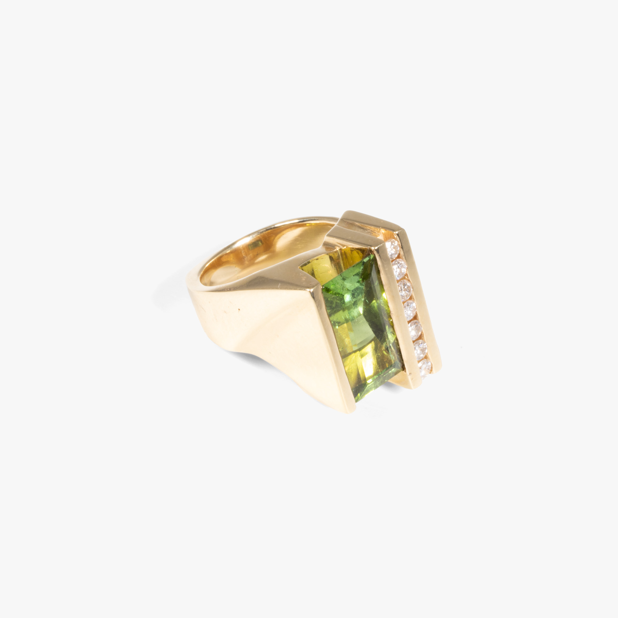 Inel din aur, decorat cu turmalină verde și diamante, însoțit de certificat gemologic suplimentar