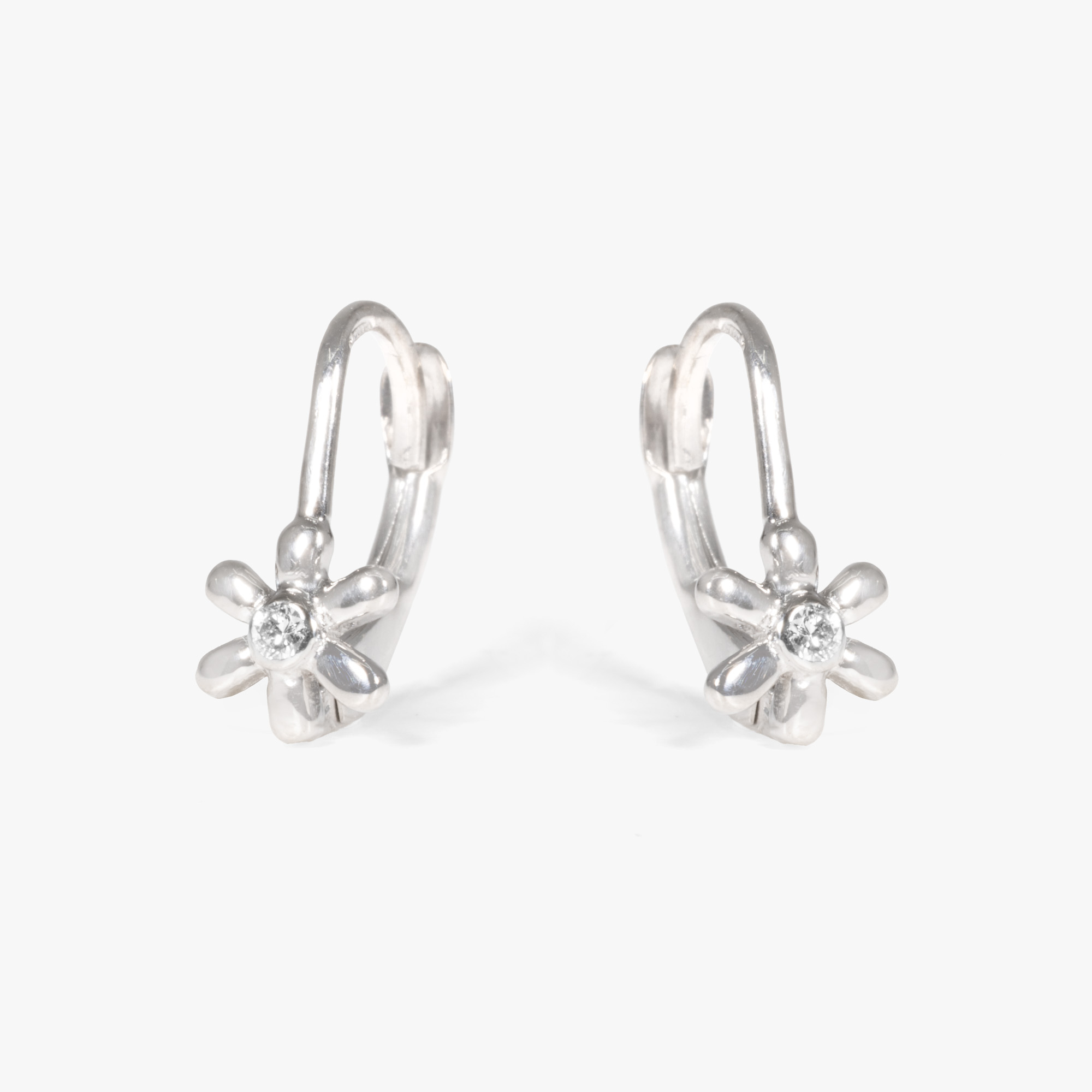 Pereche de cercei din aur alb, sub forma unui fulg de nea, decorată cu două diamante