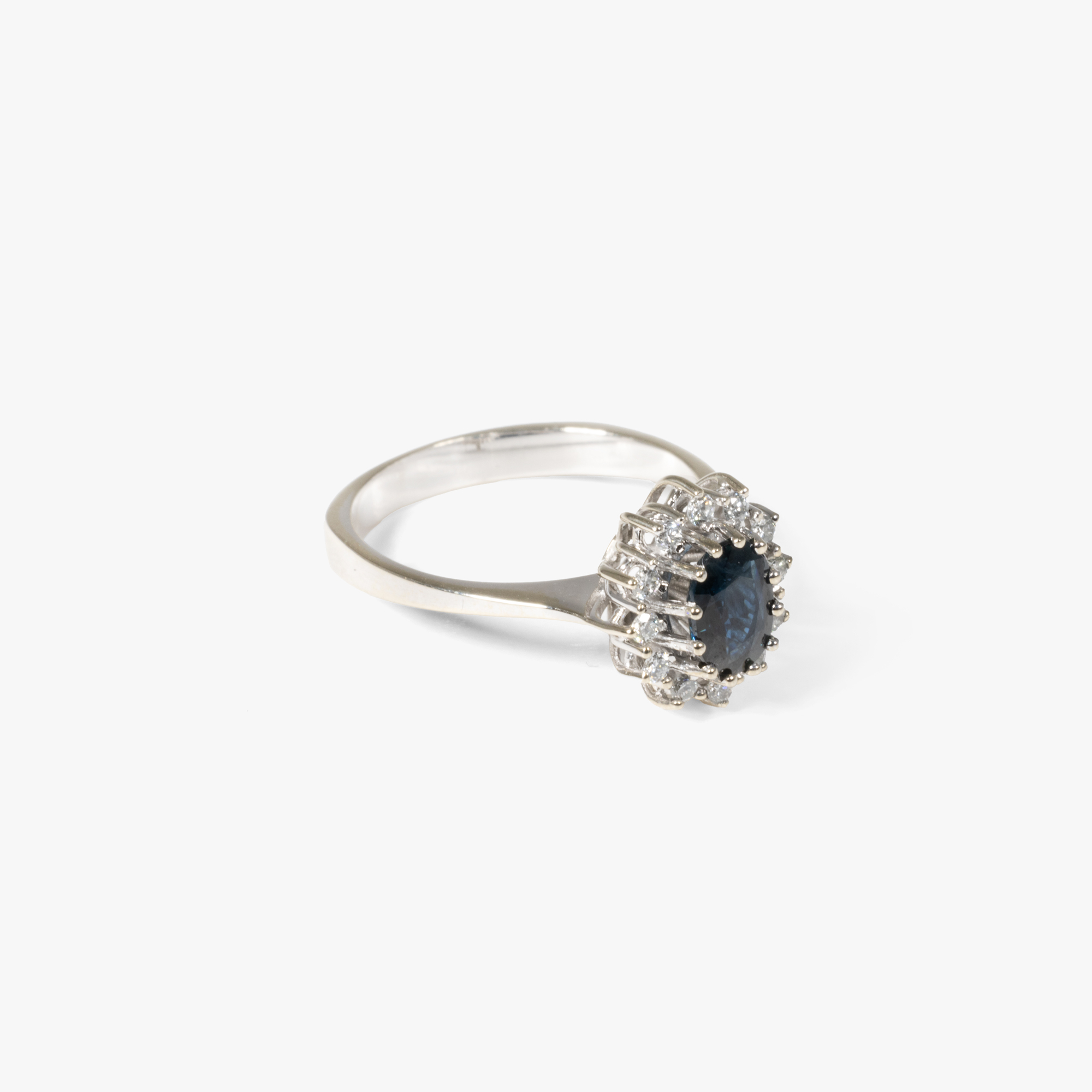 Inel din aur alb, decorat central cu safir, anturat de diamante