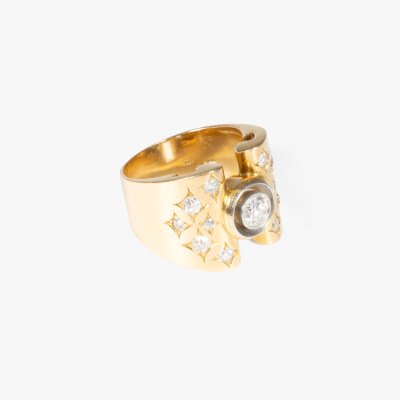 Bicolor gold ring, decorated with central diamond, surrounded by diamonds