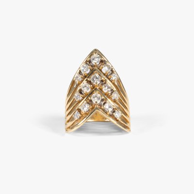 Gold ring, decorated with a multitude of diamonds