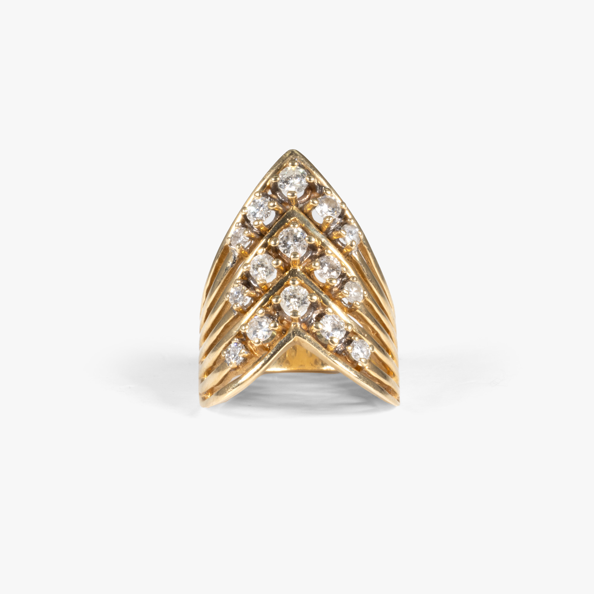 Gold ring, decorated with a multitude of diamonds