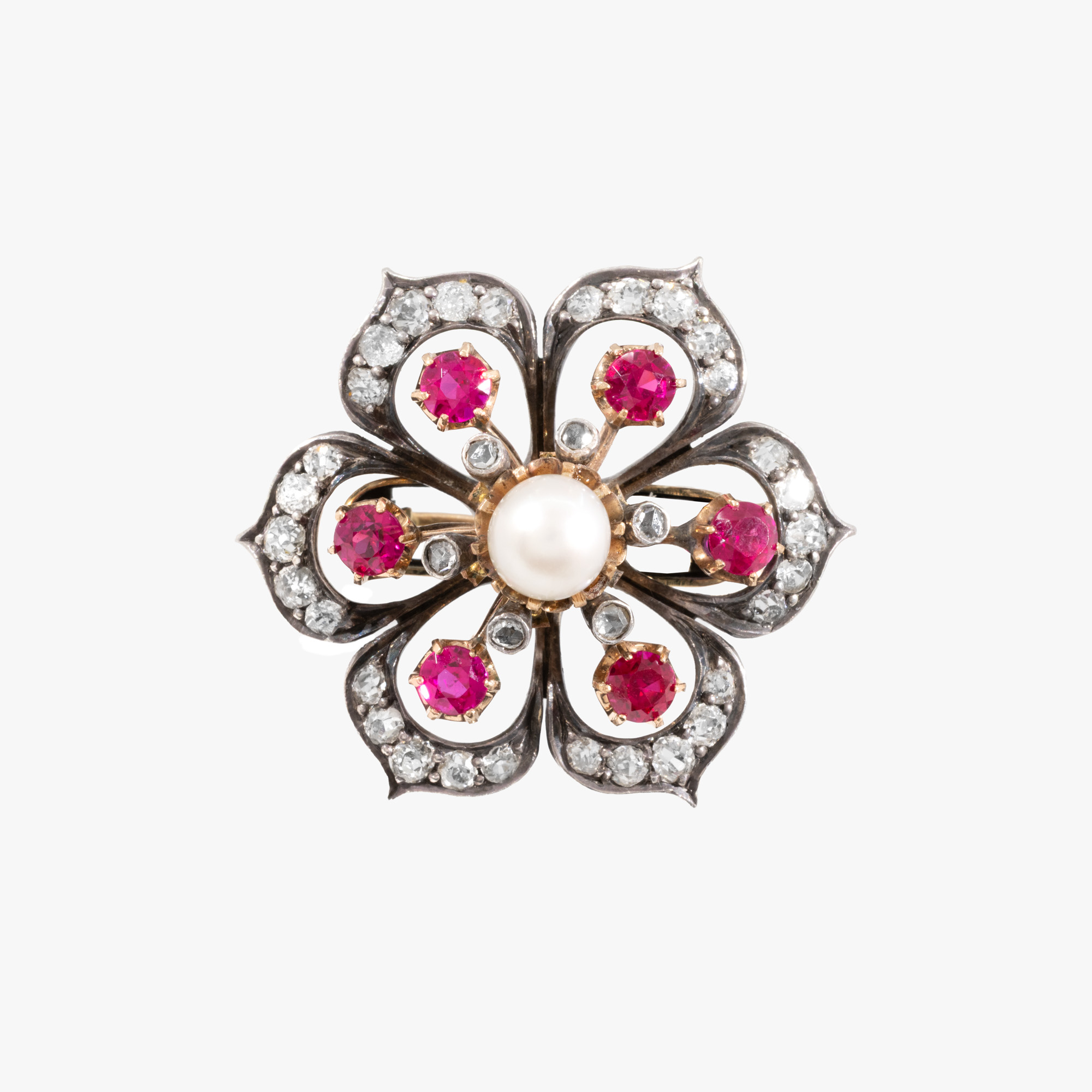 Broșă în stil Edwardian, din aur bicolor și argint, sub forma unei flori, decorată cu rubine, perlă și diamante