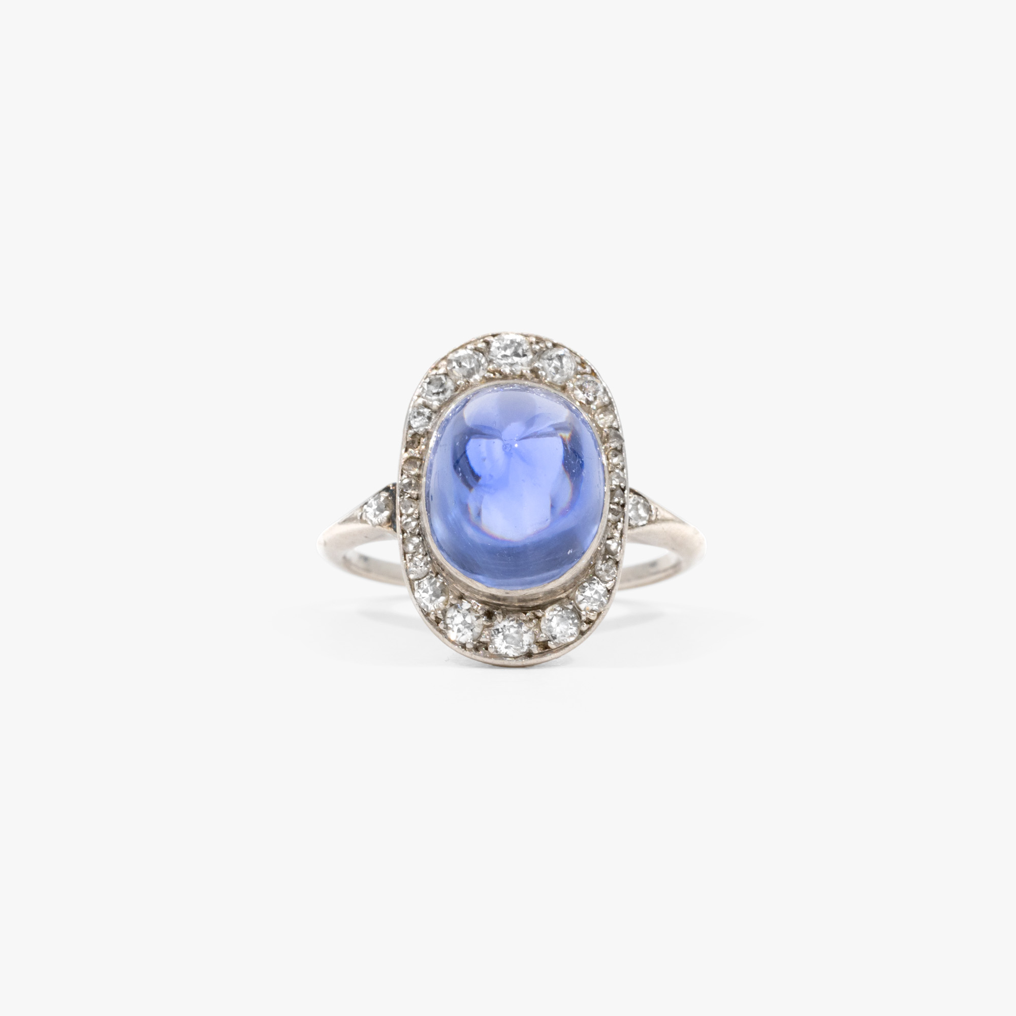 Inel  Art Deco, din platină, decorat cu safir și pavaj de diamante, cca. 1920