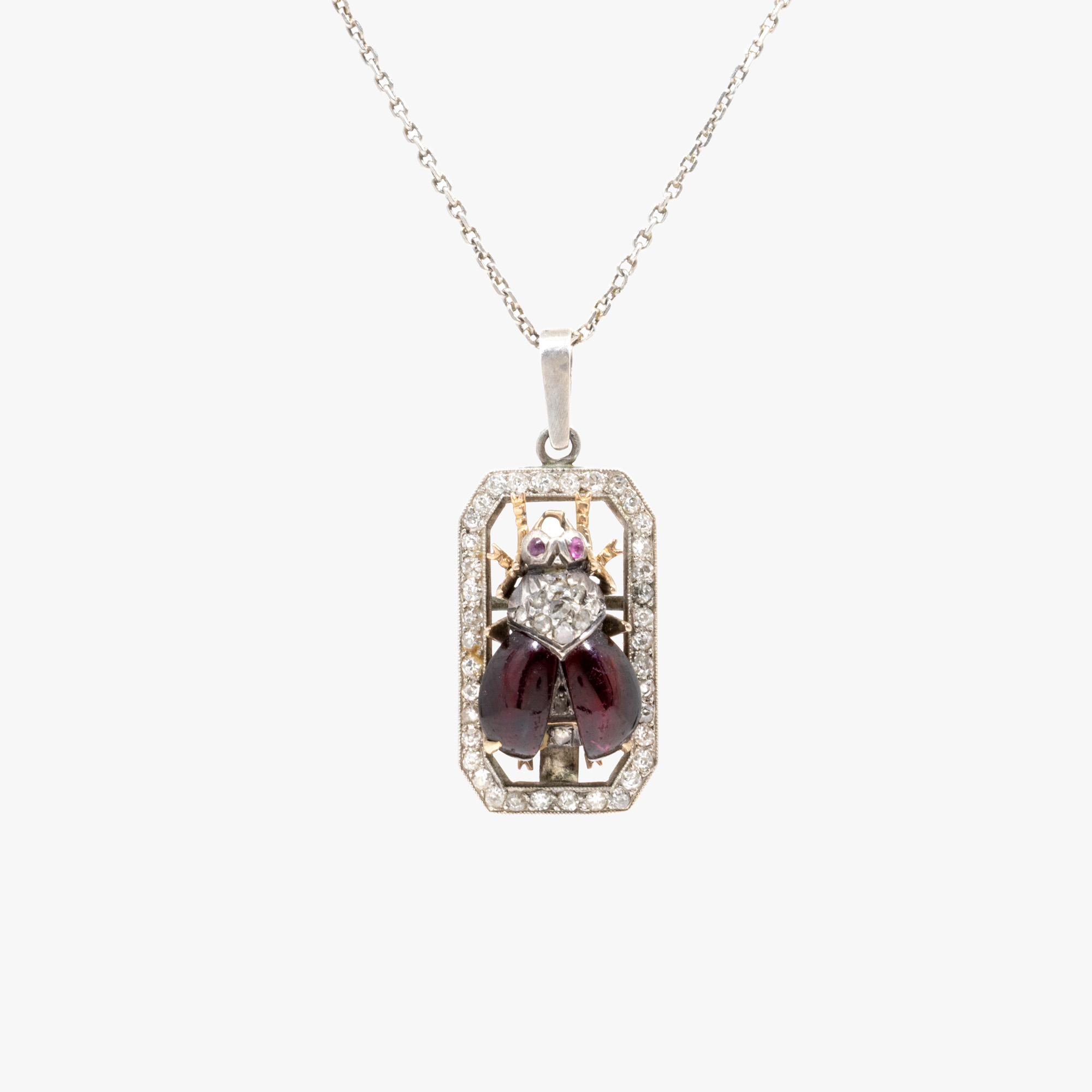 Lanț cu pandantiv din aur, platină și argint, decorat cu diamante, granate și rubine, sub forma unui scarabeu, simbol al renașterii și al transformării, cca. 1900