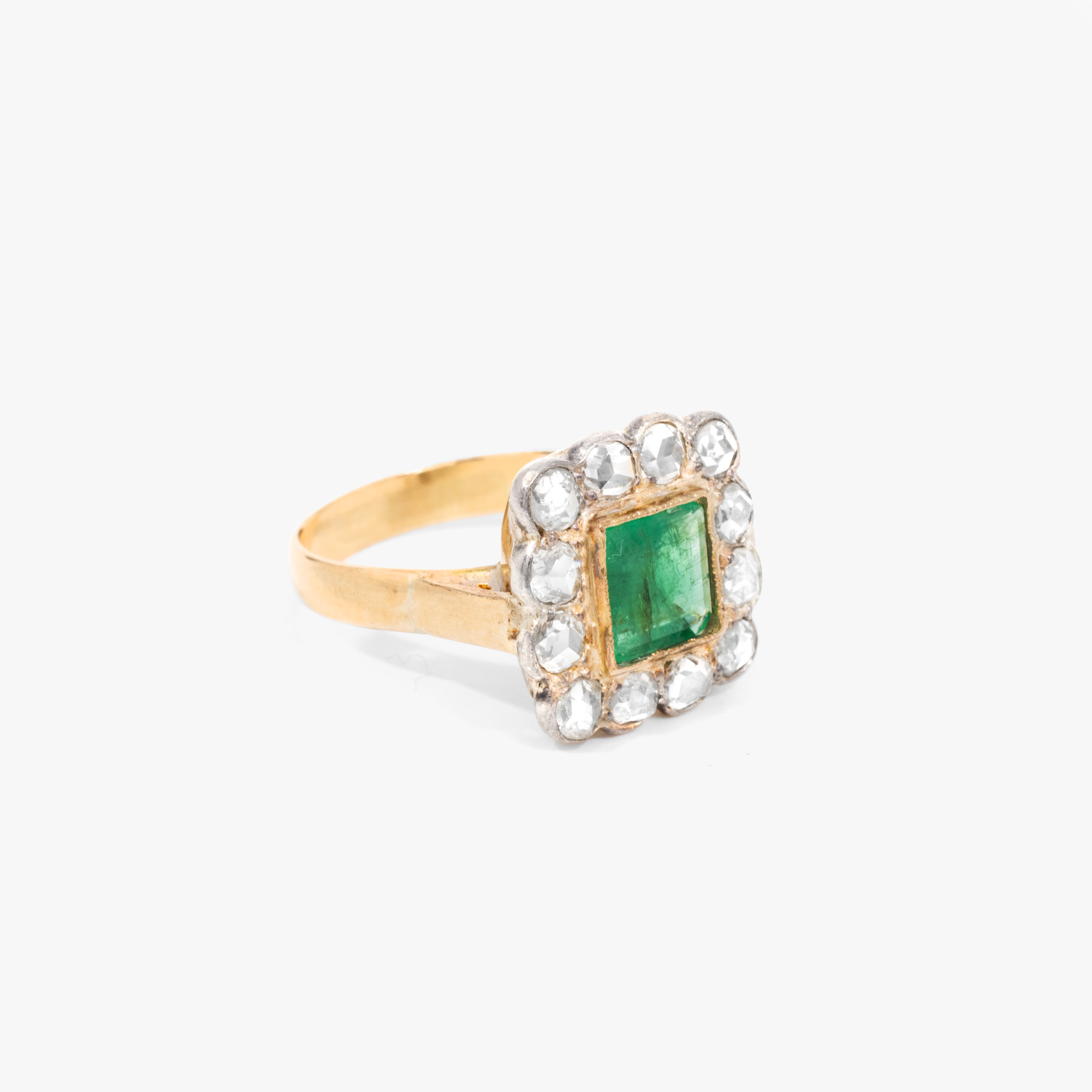 Inel Art Deco, din aur și argint, decorat cu smarald și diamante