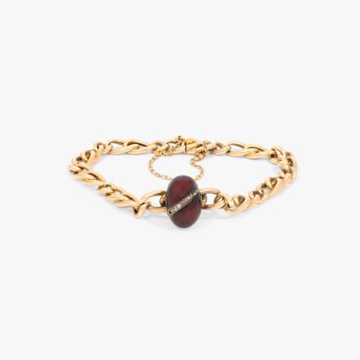 Red gold bracelet, centrally decorated with garnet and diamonds, cca. 1930