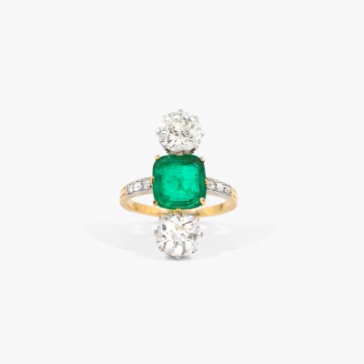 Edwardian style ring, in gold and platinum, decorated with Colombian emerald and diamonds, circa 1930.