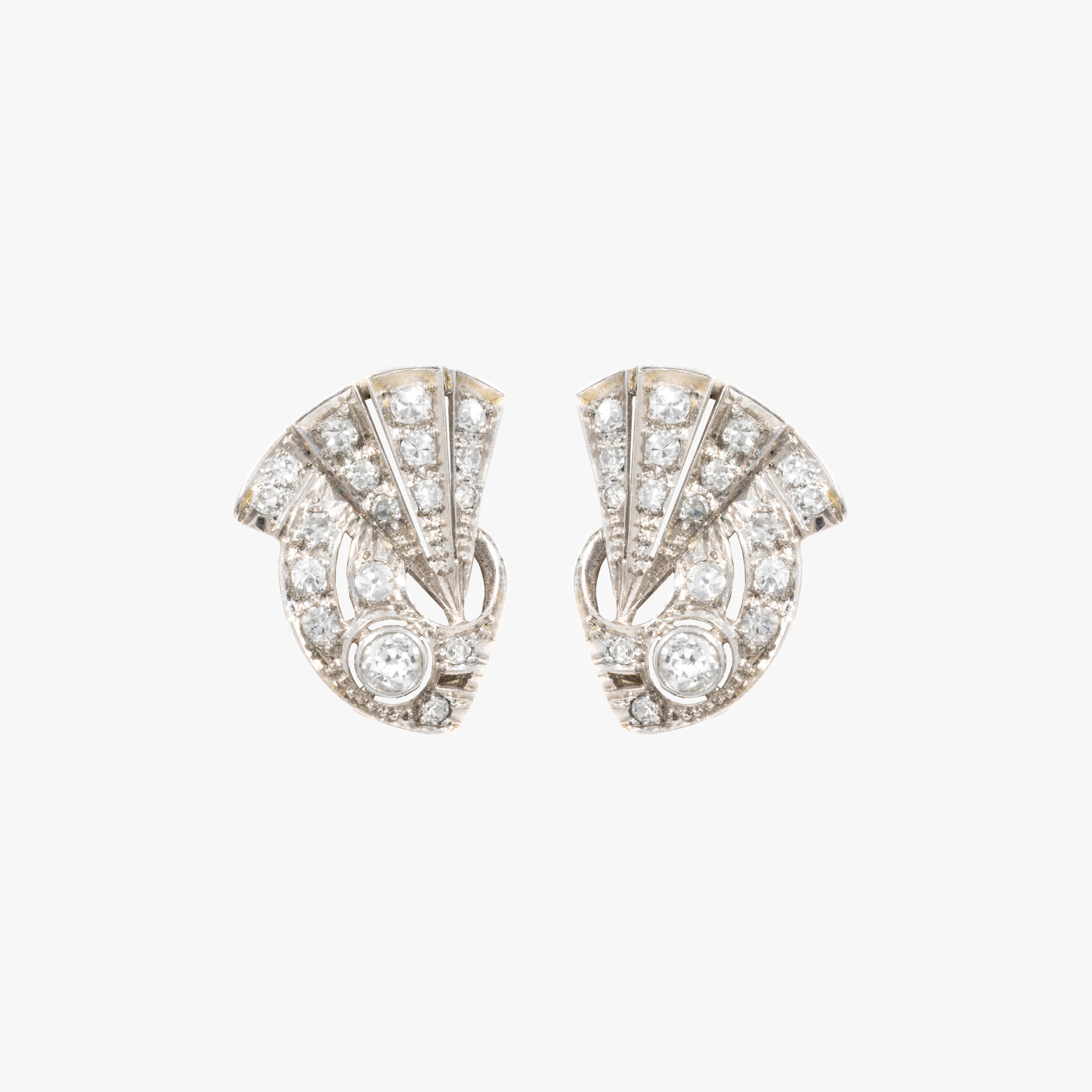 Pereche de clipsuri Art Deco, din aur alb și platină, pavată cu diamante, cca. 1920