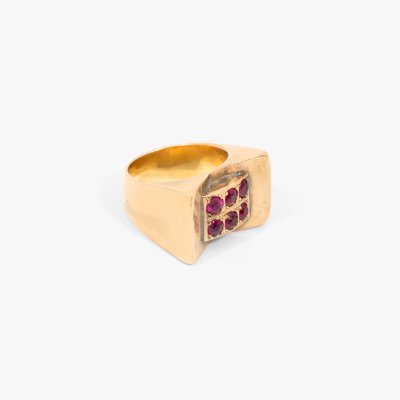 Solid gold ring decorated with ornamental stones