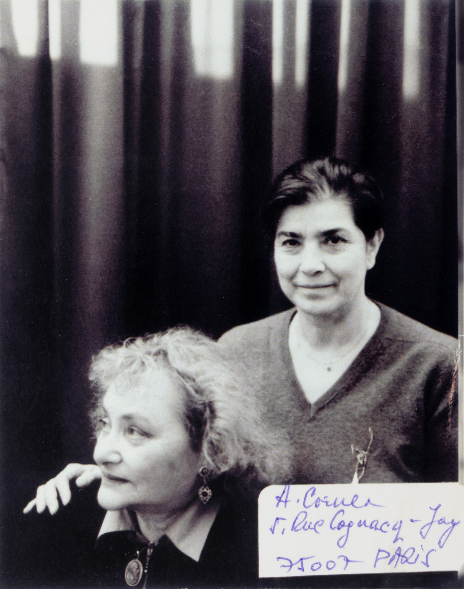 Fotografie ilustrândule pe scriitoarele Mioara Cremene și Aurora Cornu, prima soție a romancierului Marin Preda, fotograf Aurel Cornea, Paris, 1994