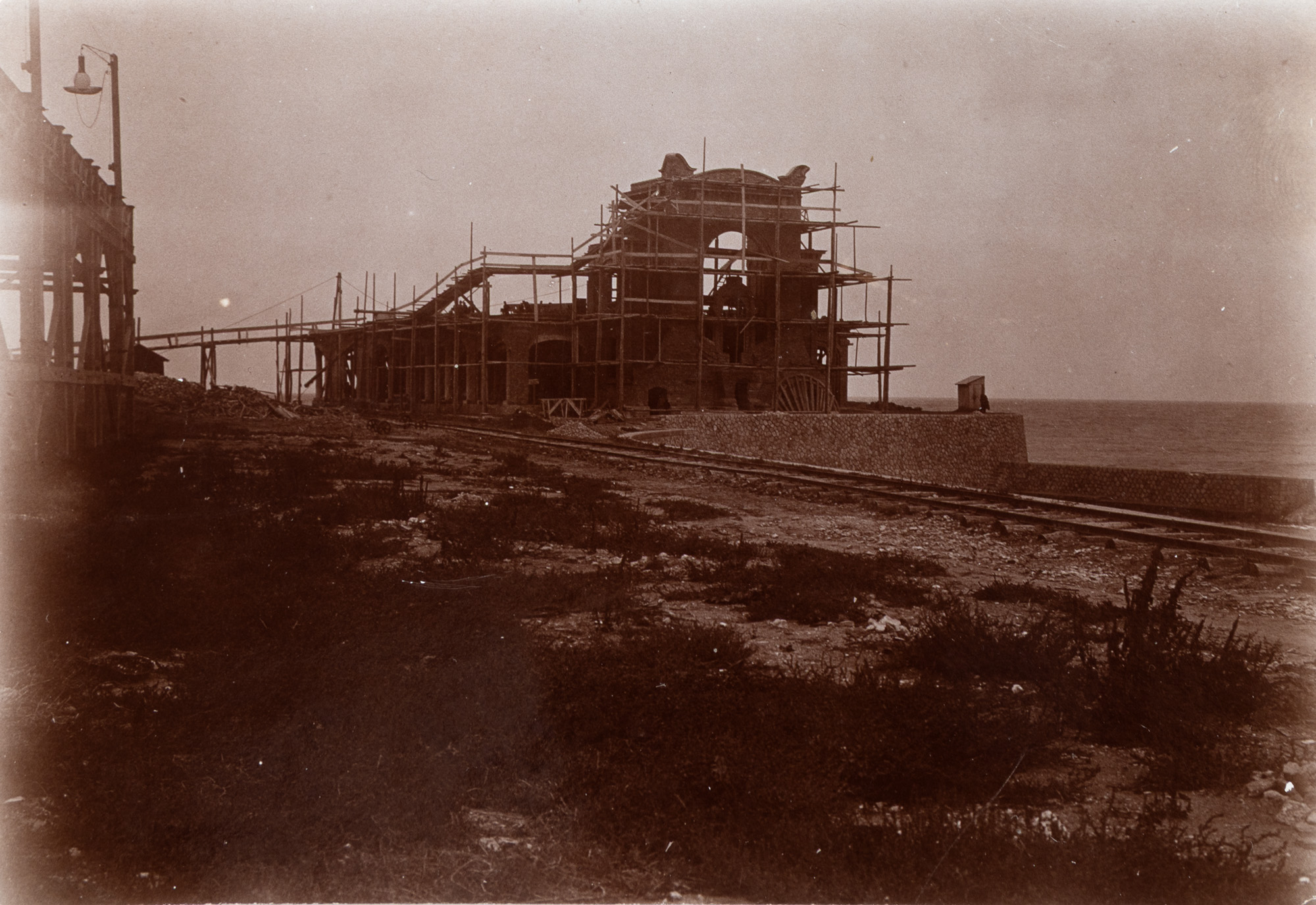 Inedită și rară fotografie ilustrând Cazinoul din Constanța în timpul construcției, realizată de inginerul Ion D. Ghica,  cca. 1905