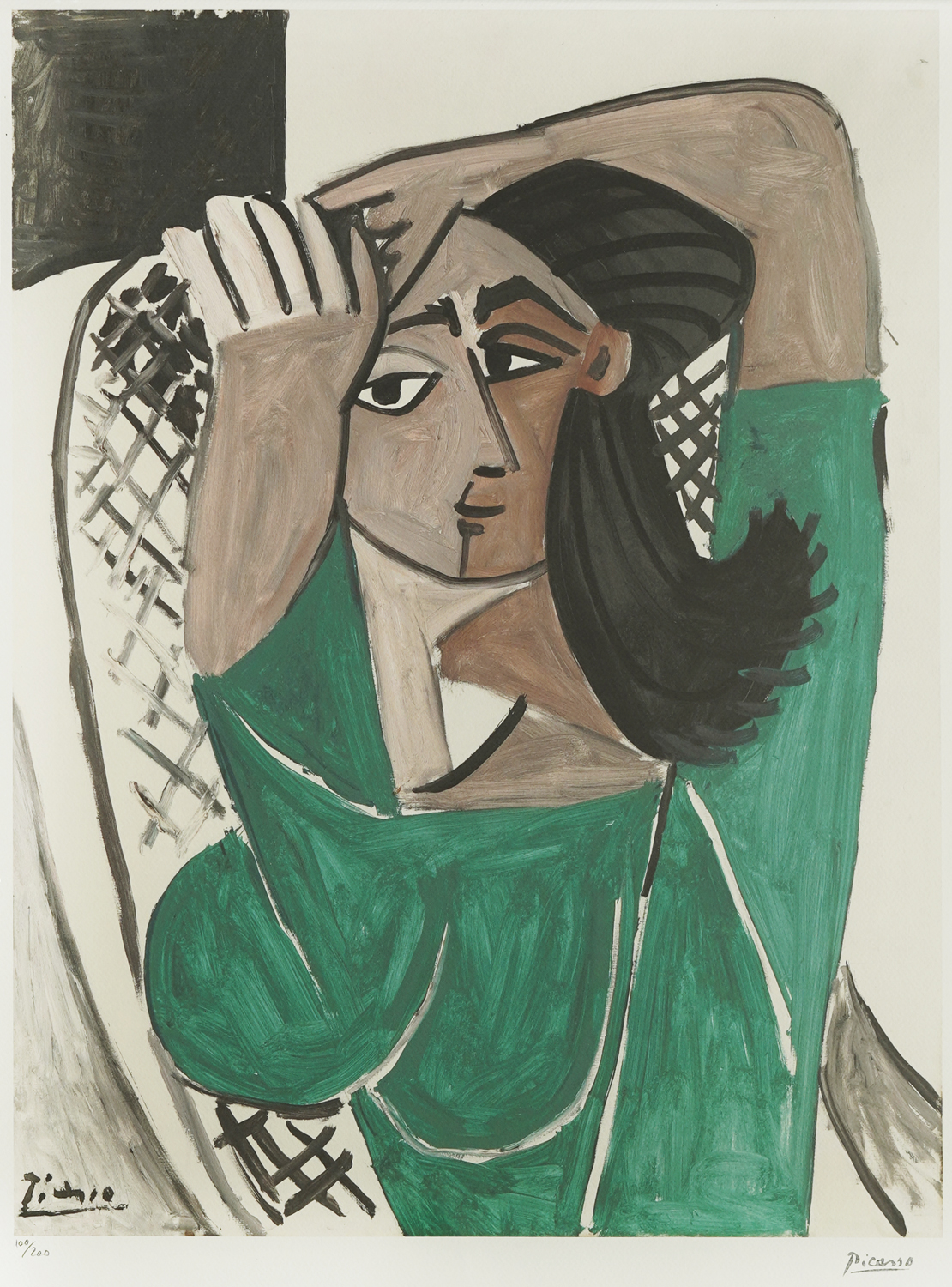 Femme se coiffant