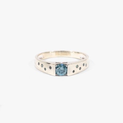 Gold ring, decorated with blue diamonds