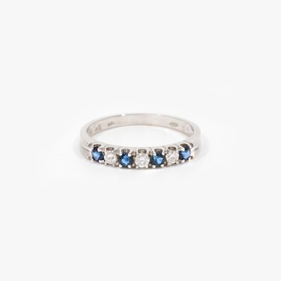 White gold ring, decorated with alternating diamonds and sapphires