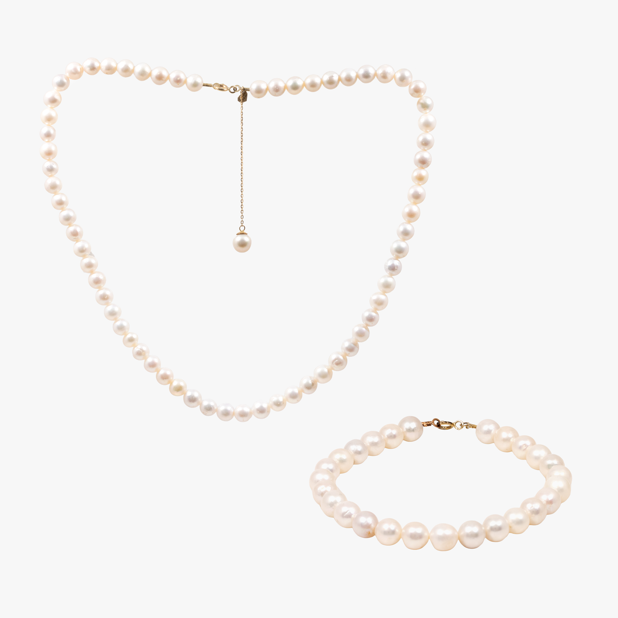 Pearl set consisting of necklace and bracelet, decorated with gold clasp