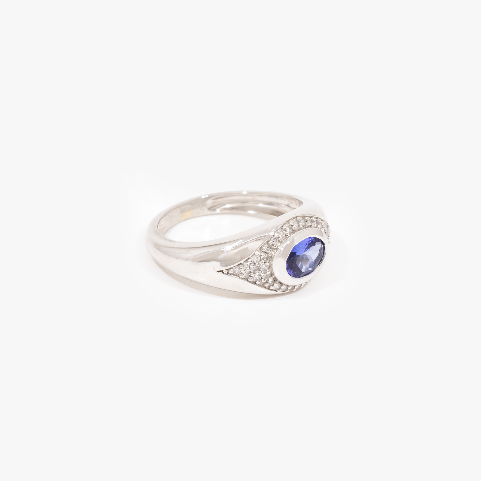 Caratheum Platinum Ring, decorated with Tanzanite and Diamonds
