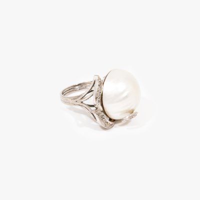 White gold ring, decorated with pearl and diamonds