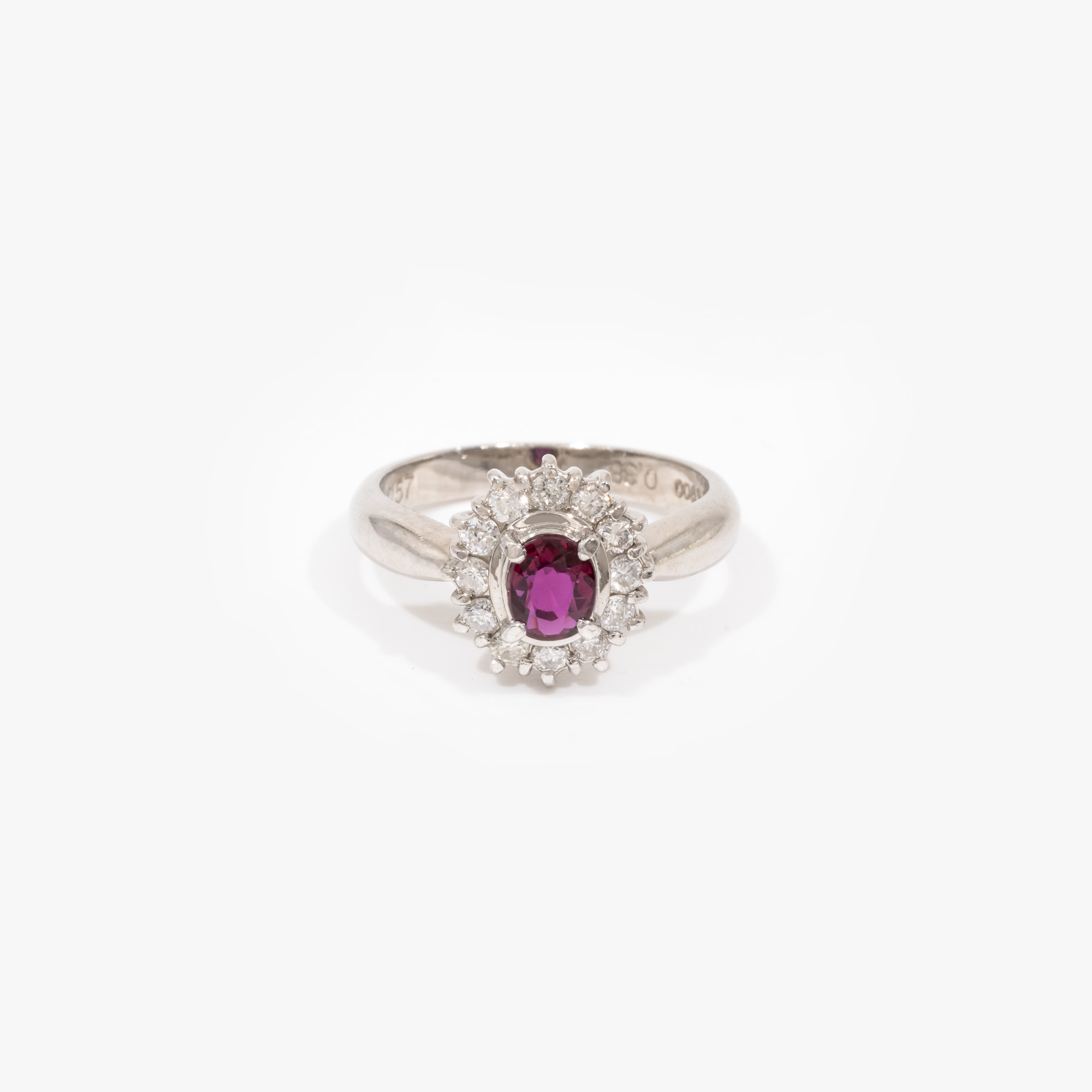 Inel din platină, decorat cu rubin, anturat de diamante 
