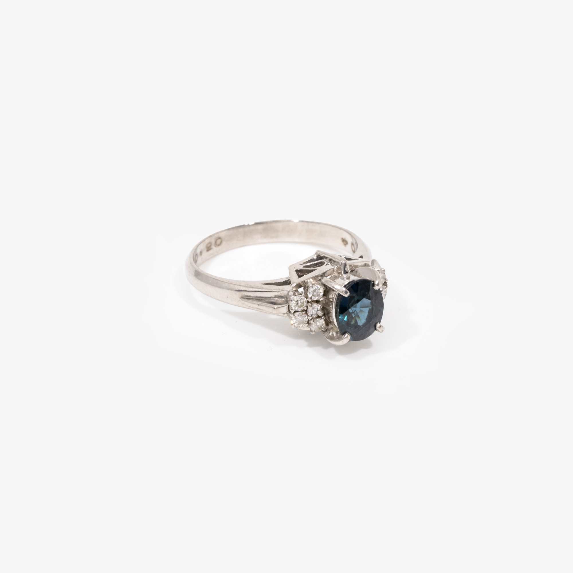 Inel din platină, decorat central cu safir, anturat de diamante