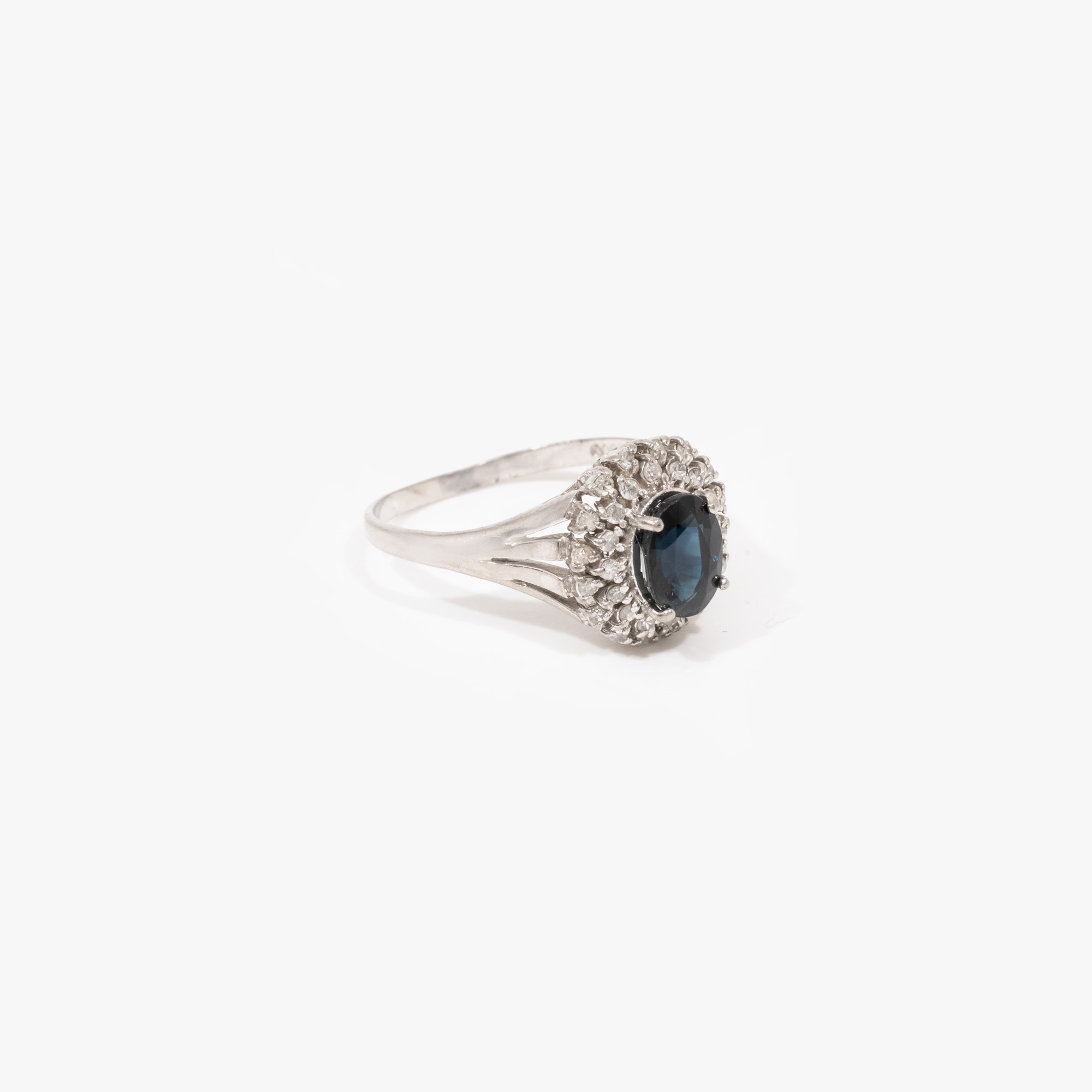 Platinum ring, centrally decorated with sapphire and diamonds