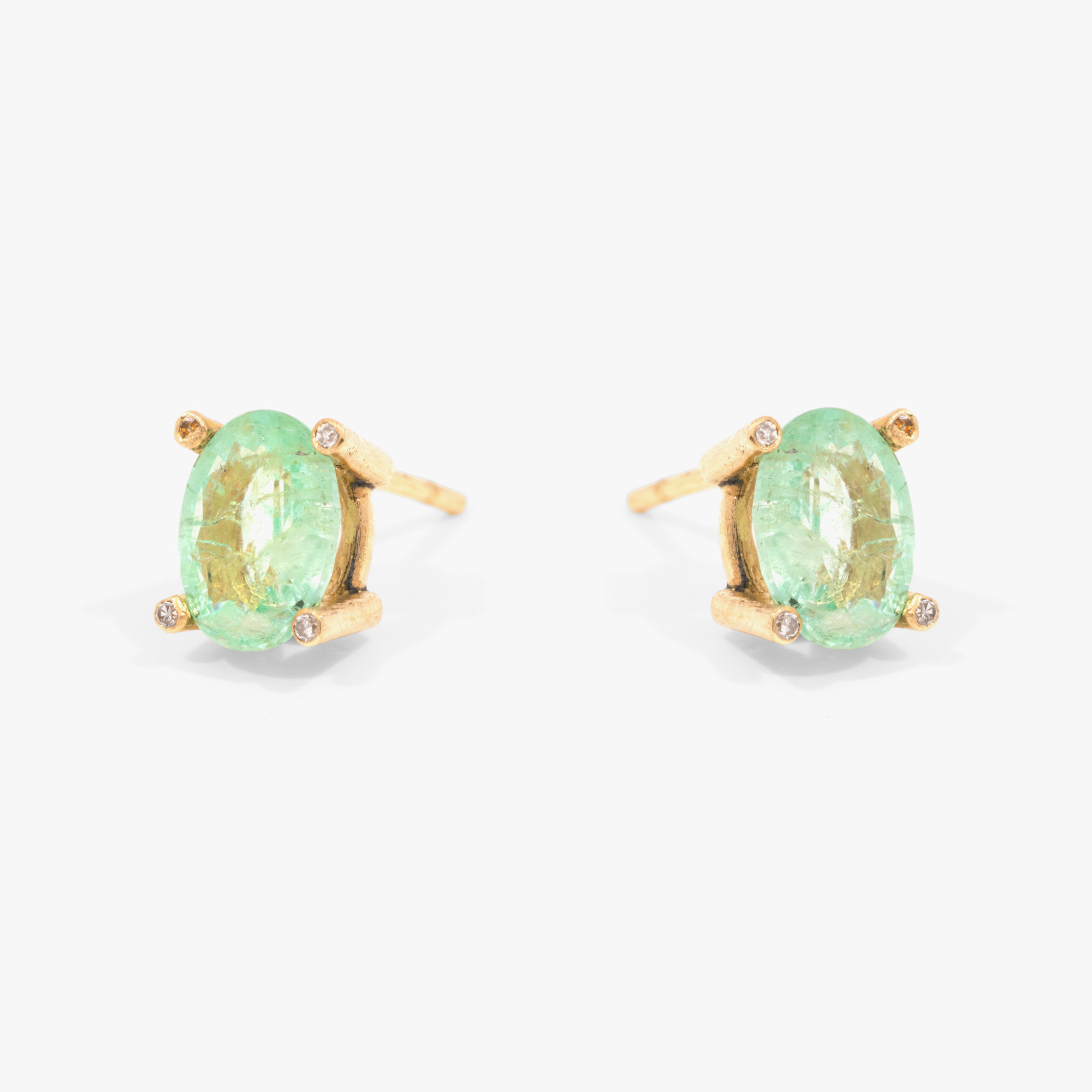Pair of gold earrings, decorated with beryl