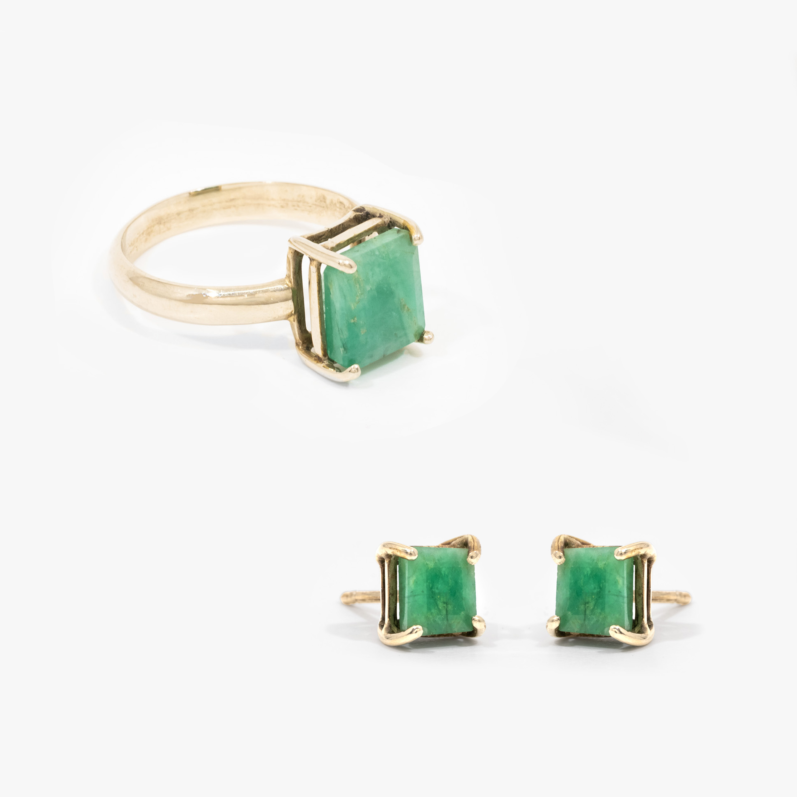 Set consisting of a pair of earrings and a ring, made of gold, decorated with emeralds